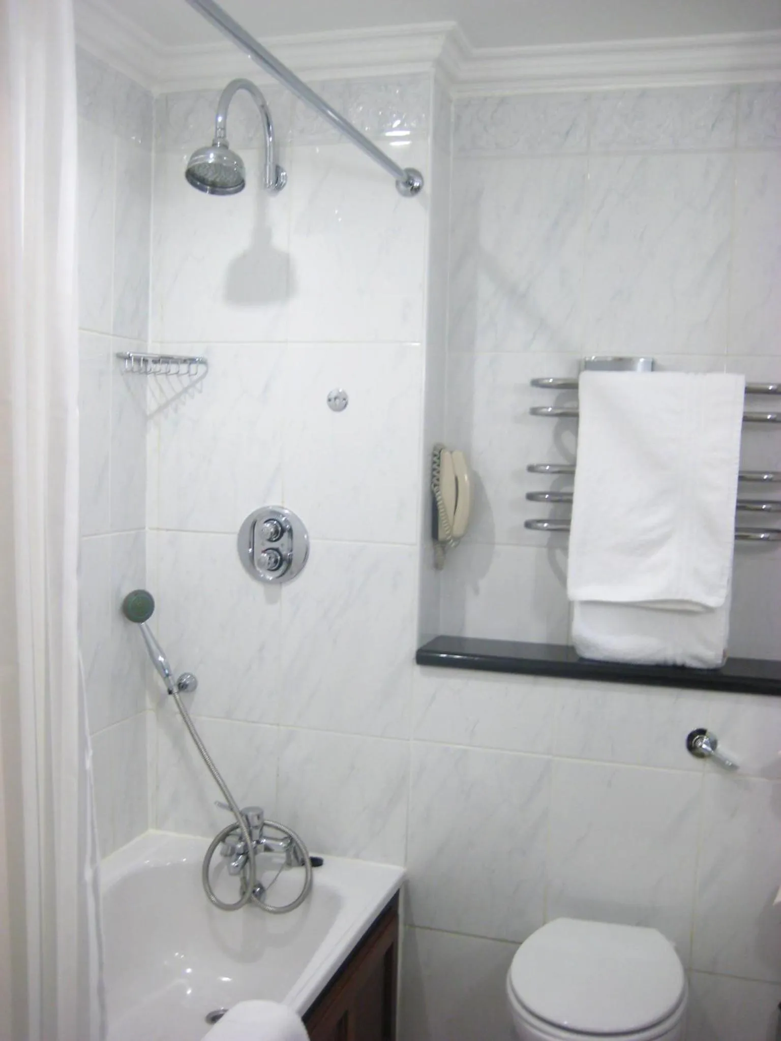 Bathroom in Radisson Blu St. Helen's Hotel