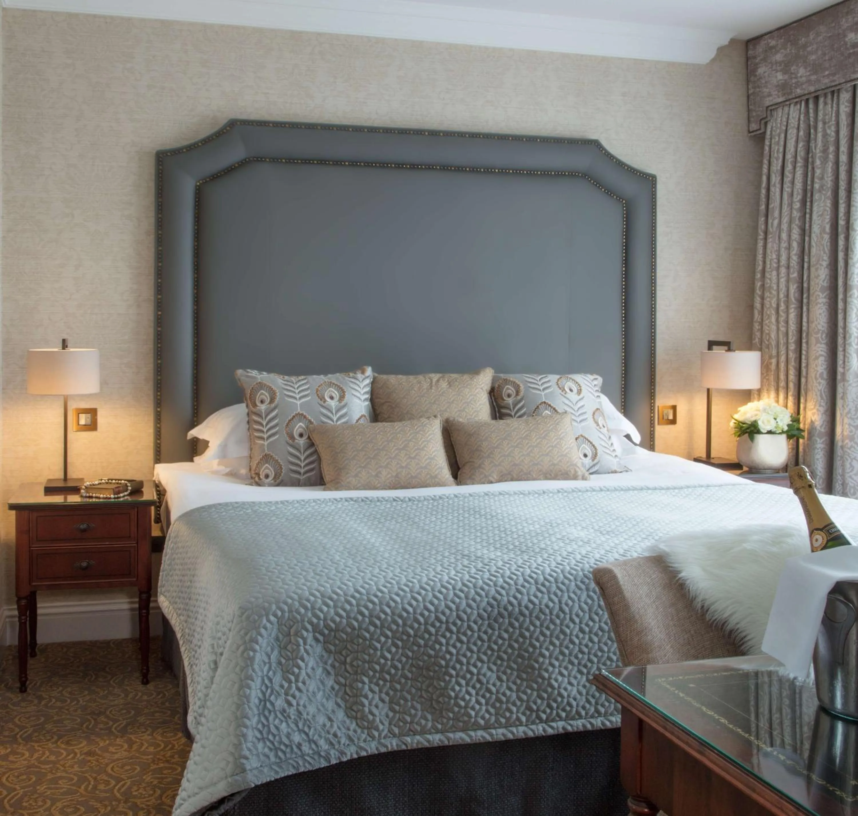 Photo of the whole room, Bed in Radisson Blu St. Helen's Hotel