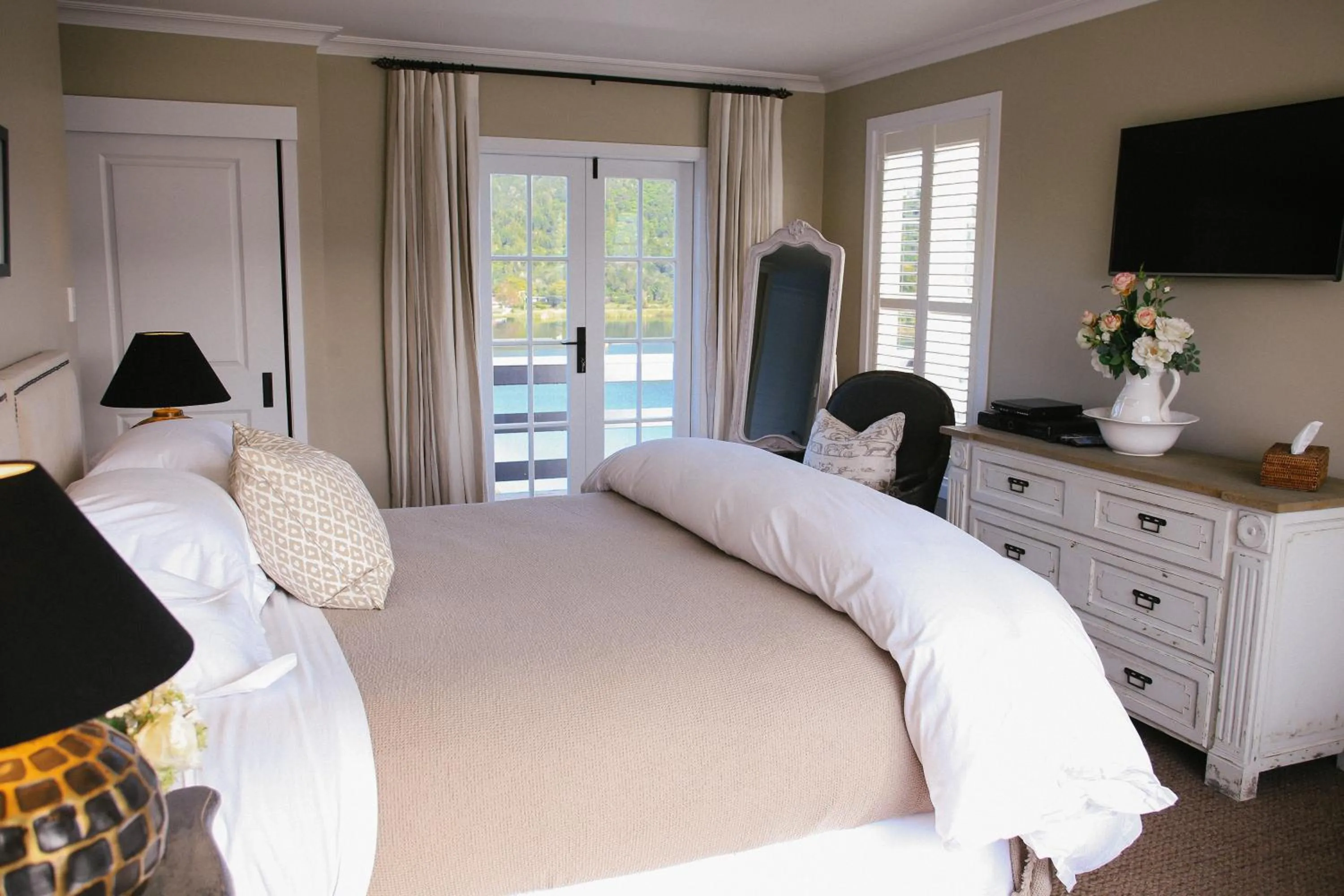 Bed in Ngamihi Lodge