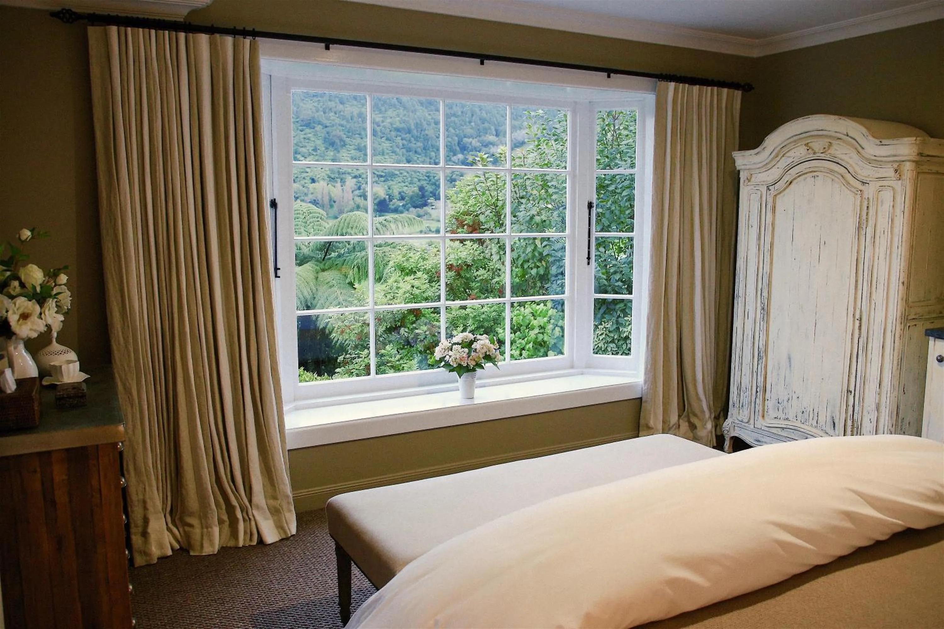 Bed in Ngamihi Lodge