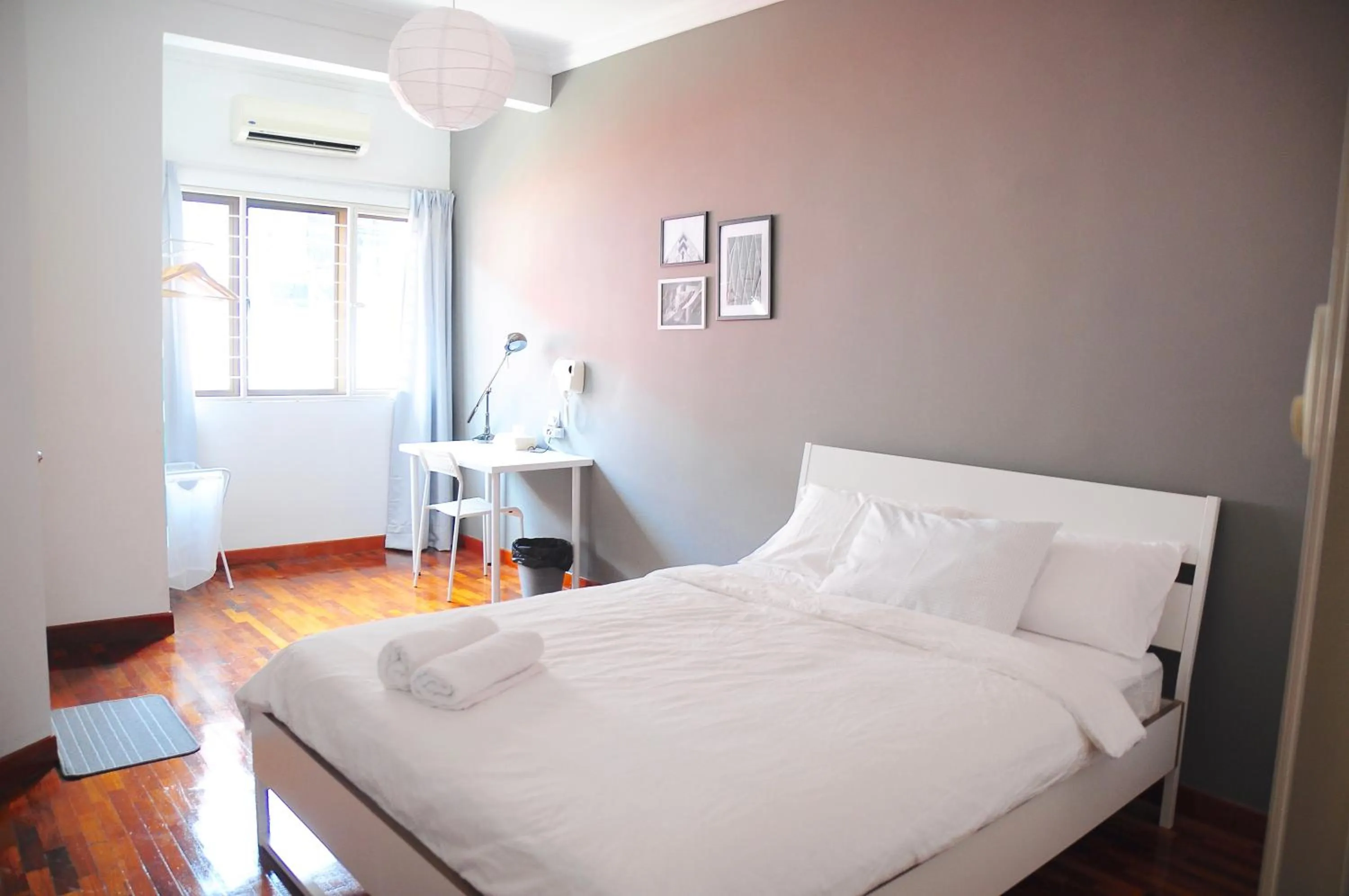 Bed in GRAYHAUS Guest House