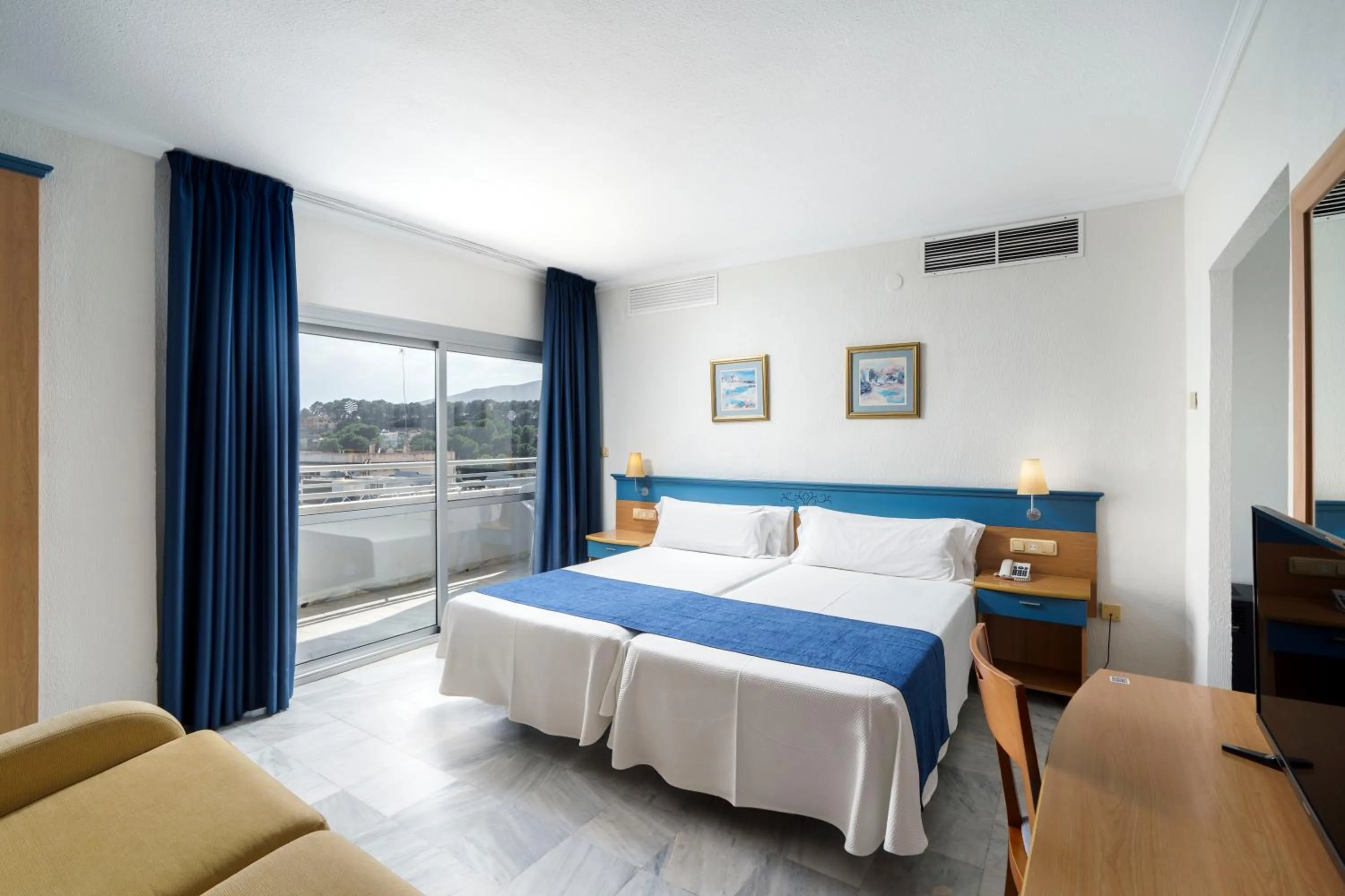 Bedroom, Bed in AluaSun Costa Park