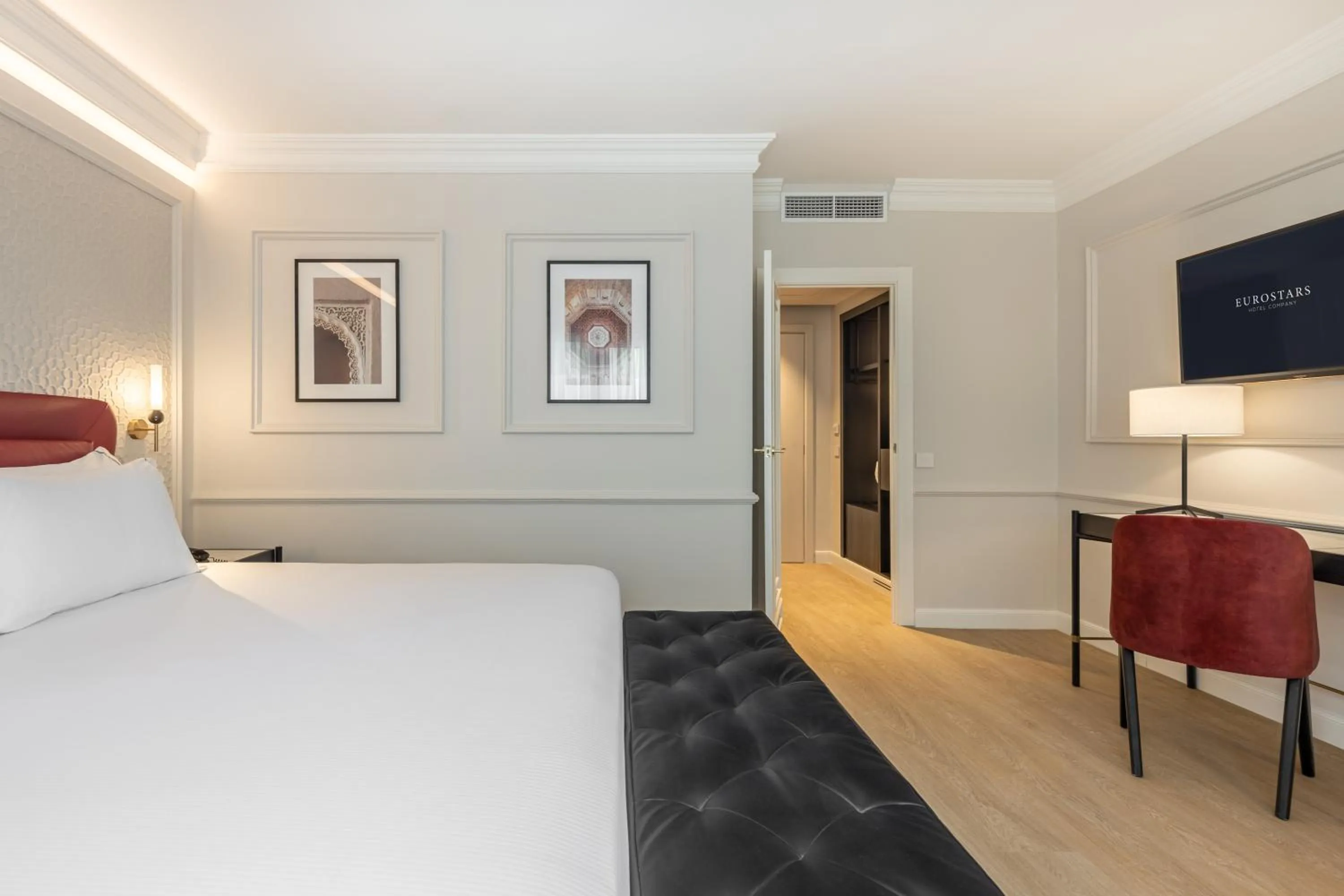 Communal lounge/ TV room, Bed in Eurostars San Antón