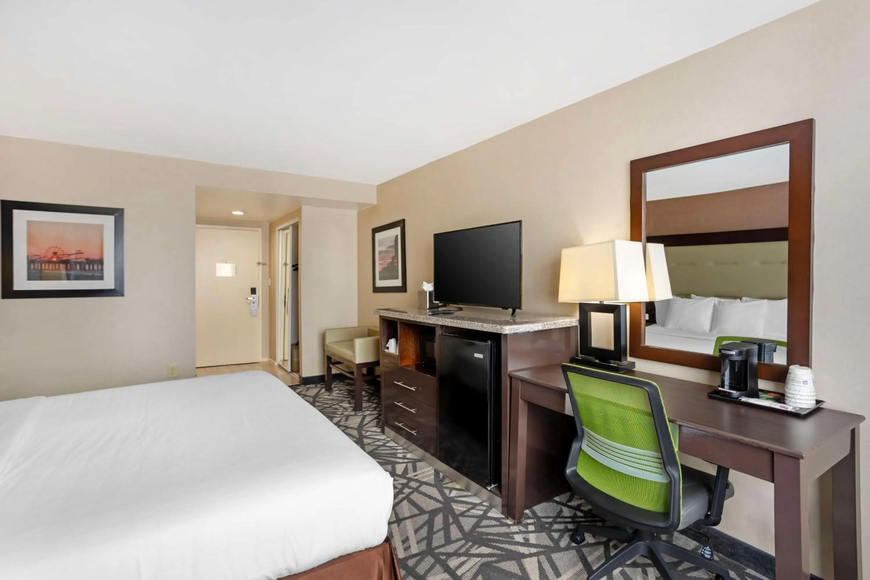 Bedroom, Bed in Best Western Atlantic City Beach Block