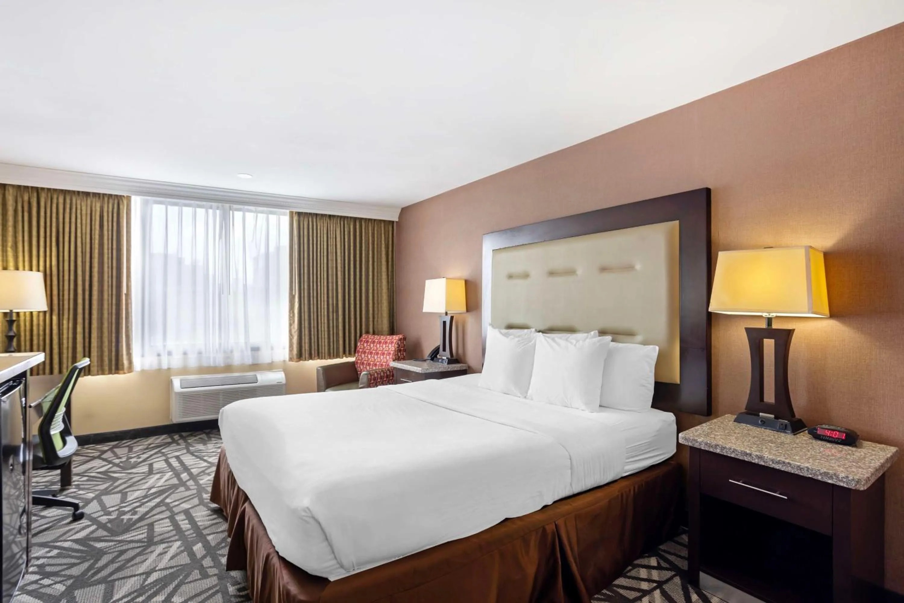 Bedroom, Bed in Best Western Atlantic City Beach Block