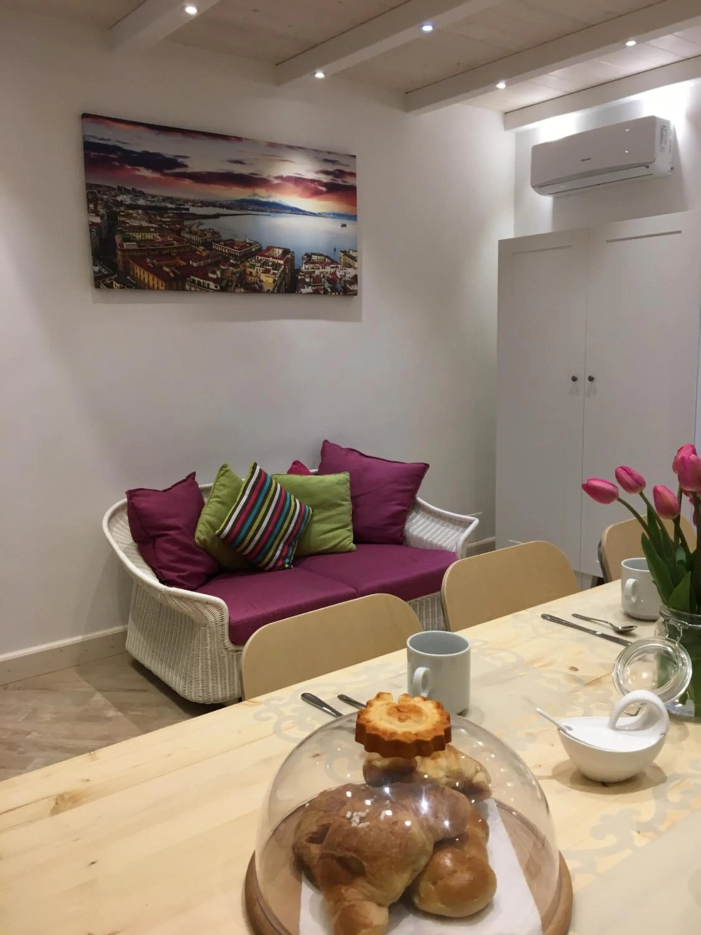 Communal lounge/ TV room in La Scalinata di Chiaia