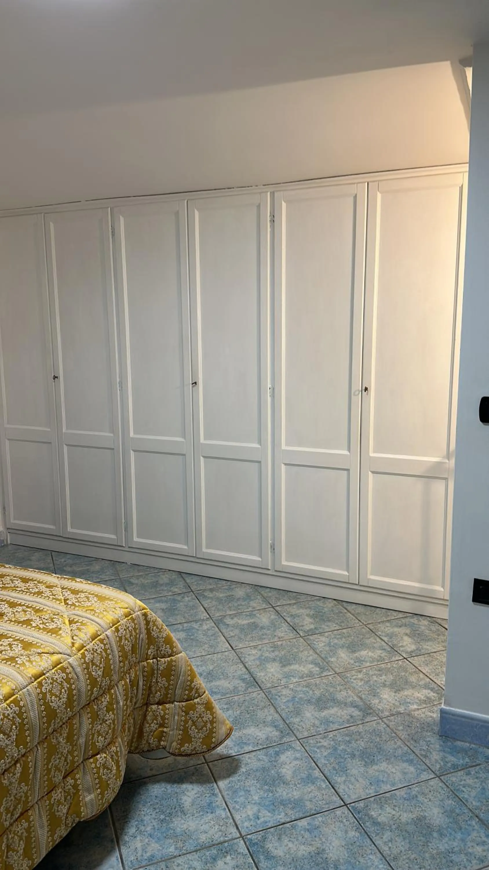 wardrobe, Bed in La Scalinata di Chiaia