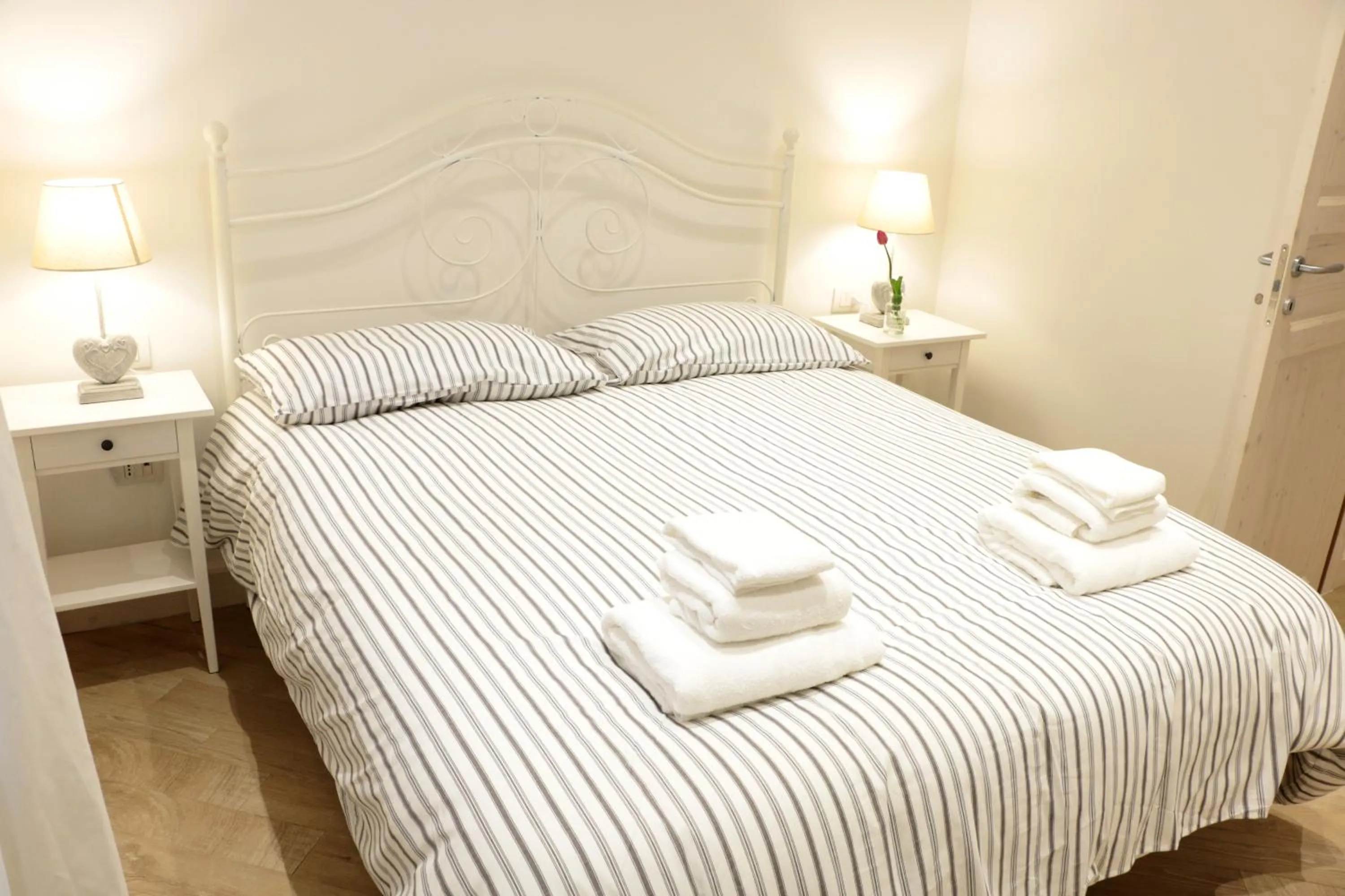 Decorative detail, Bed in La Scalinata di Chiaia