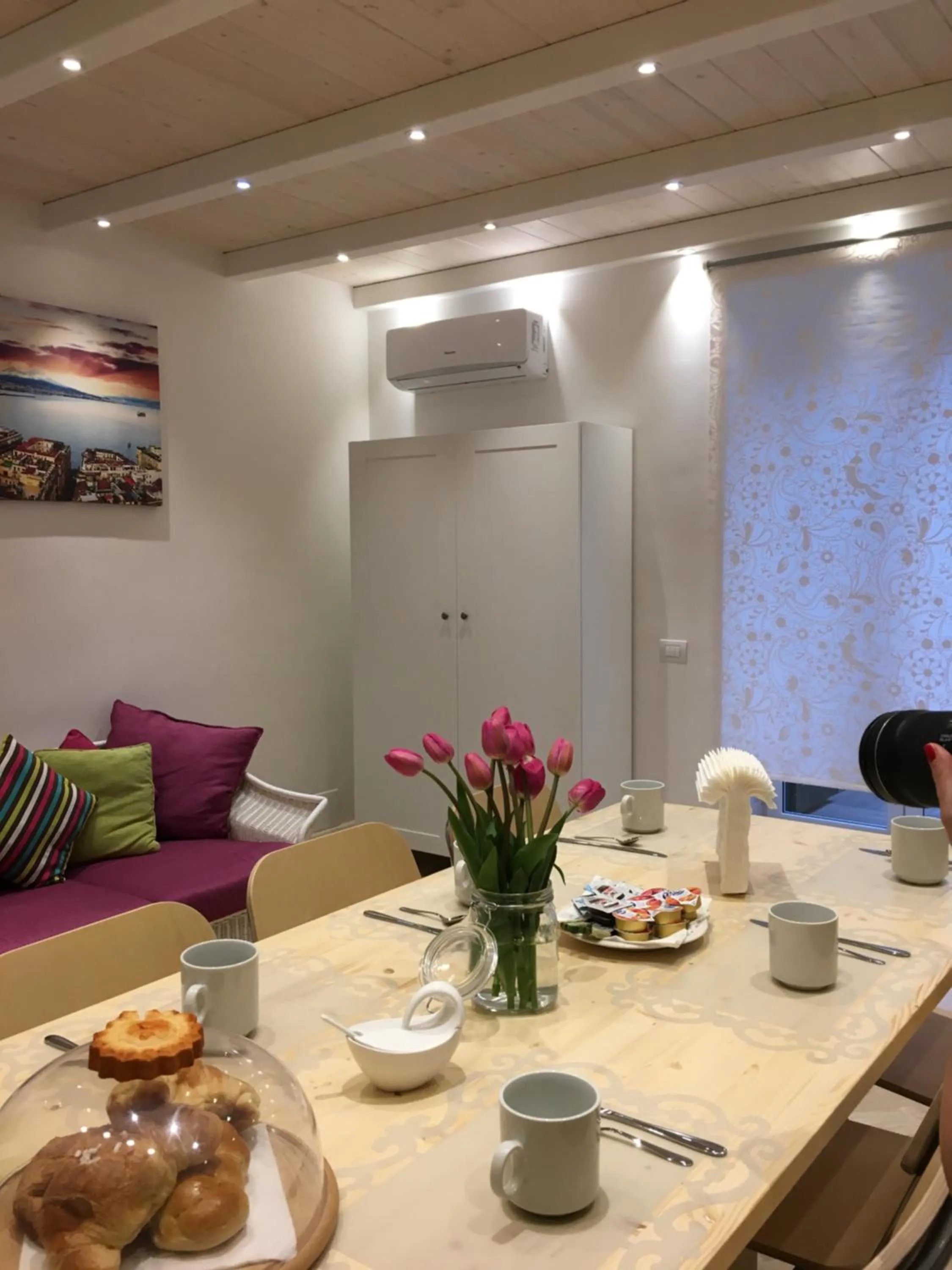 Communal lounge/ TV room in La Scalinata di Chiaia