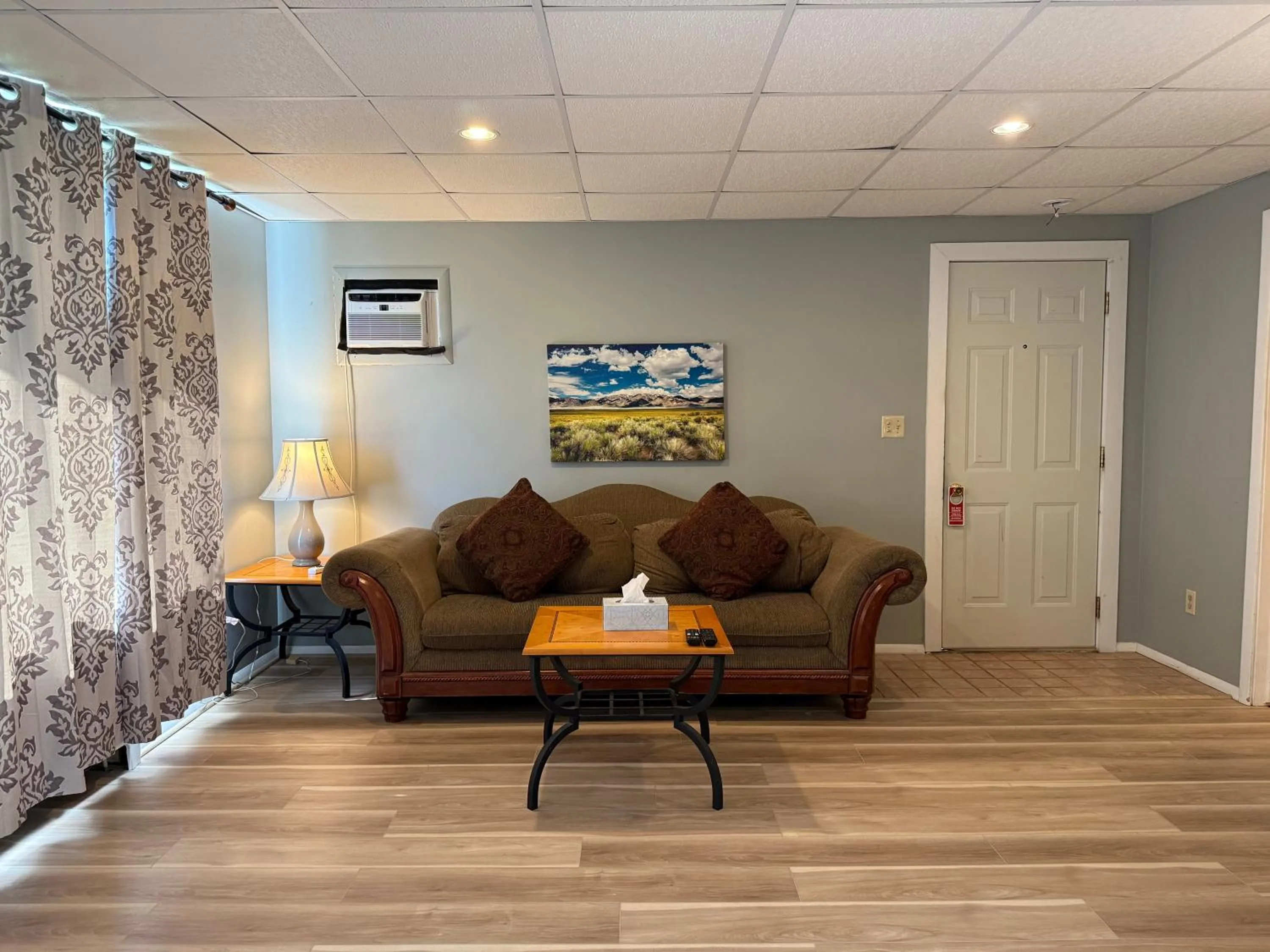 Living room in Skaneateles Inn on 20