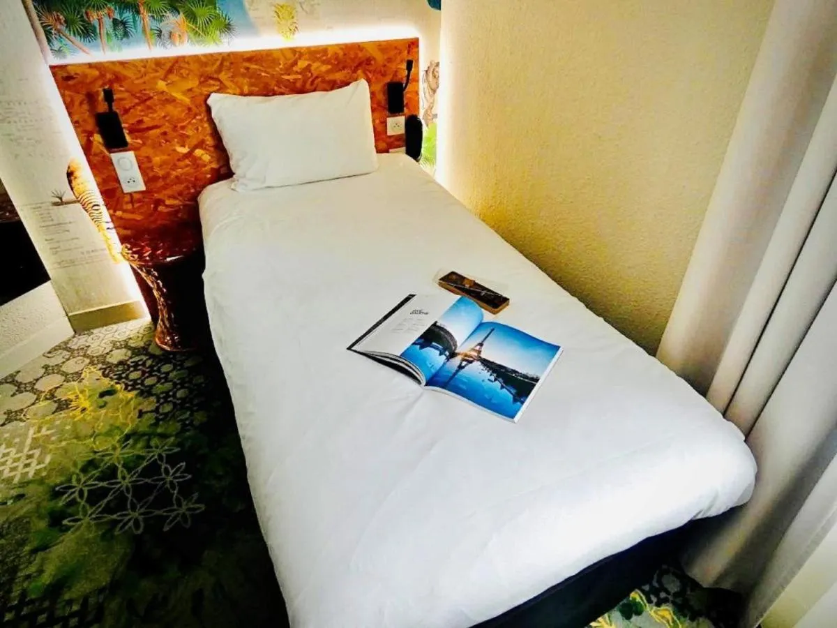 Bedroom, Bed in ibis Styles Paris Boulogne Marcel Sembat