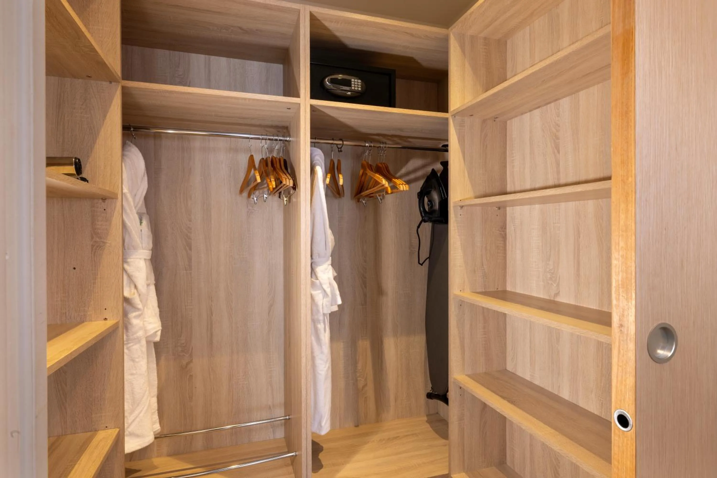 wardrobe in Hôtel De Castiglione