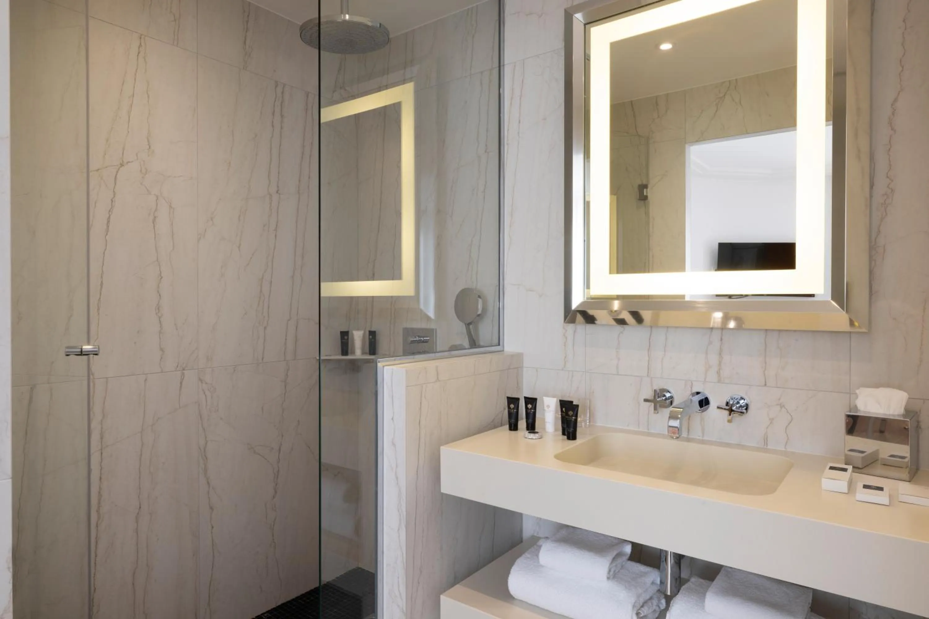 Bathroom in Hôtel De Castiglione