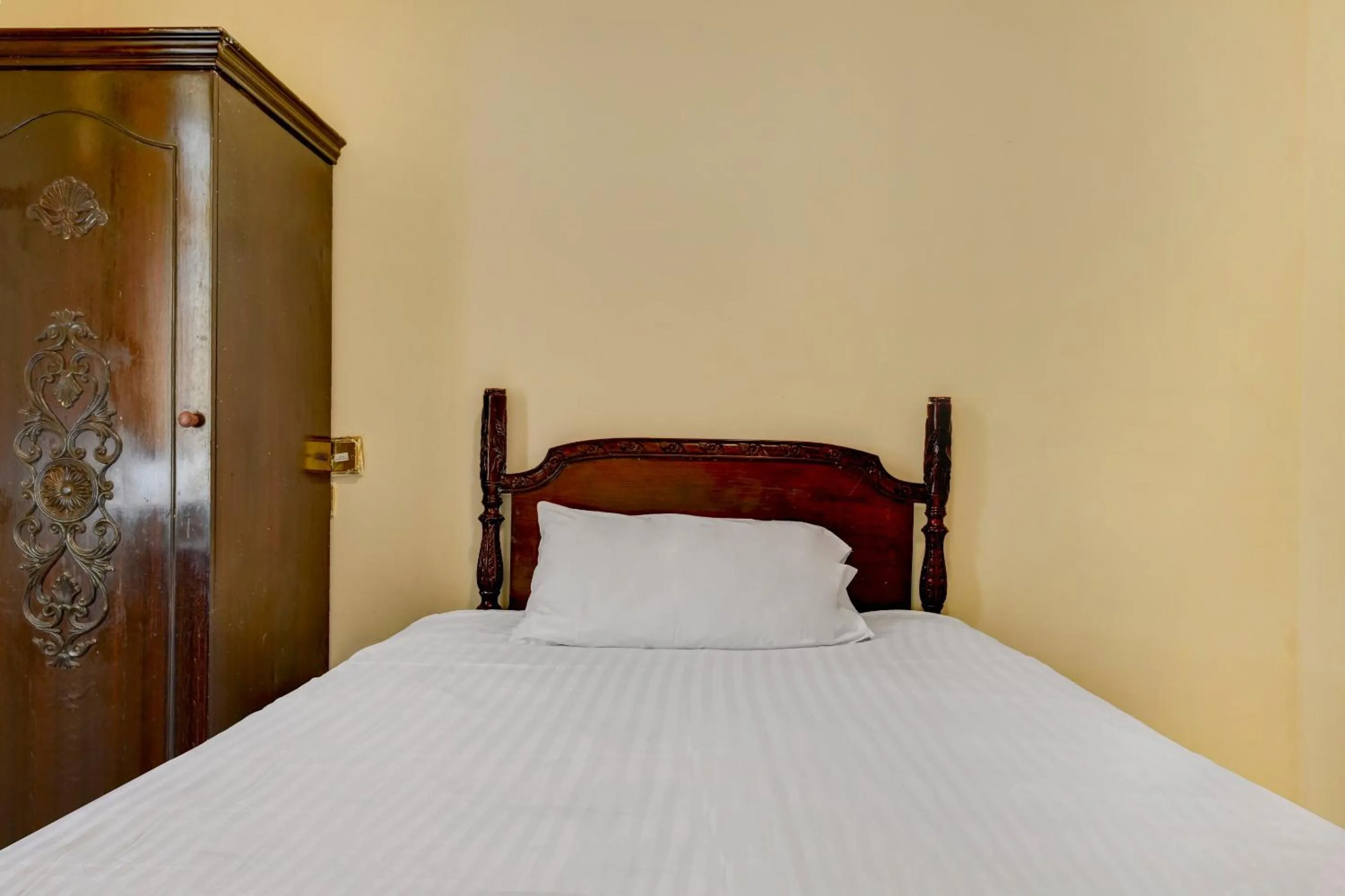 Bedroom, Bed in Empire Hotel