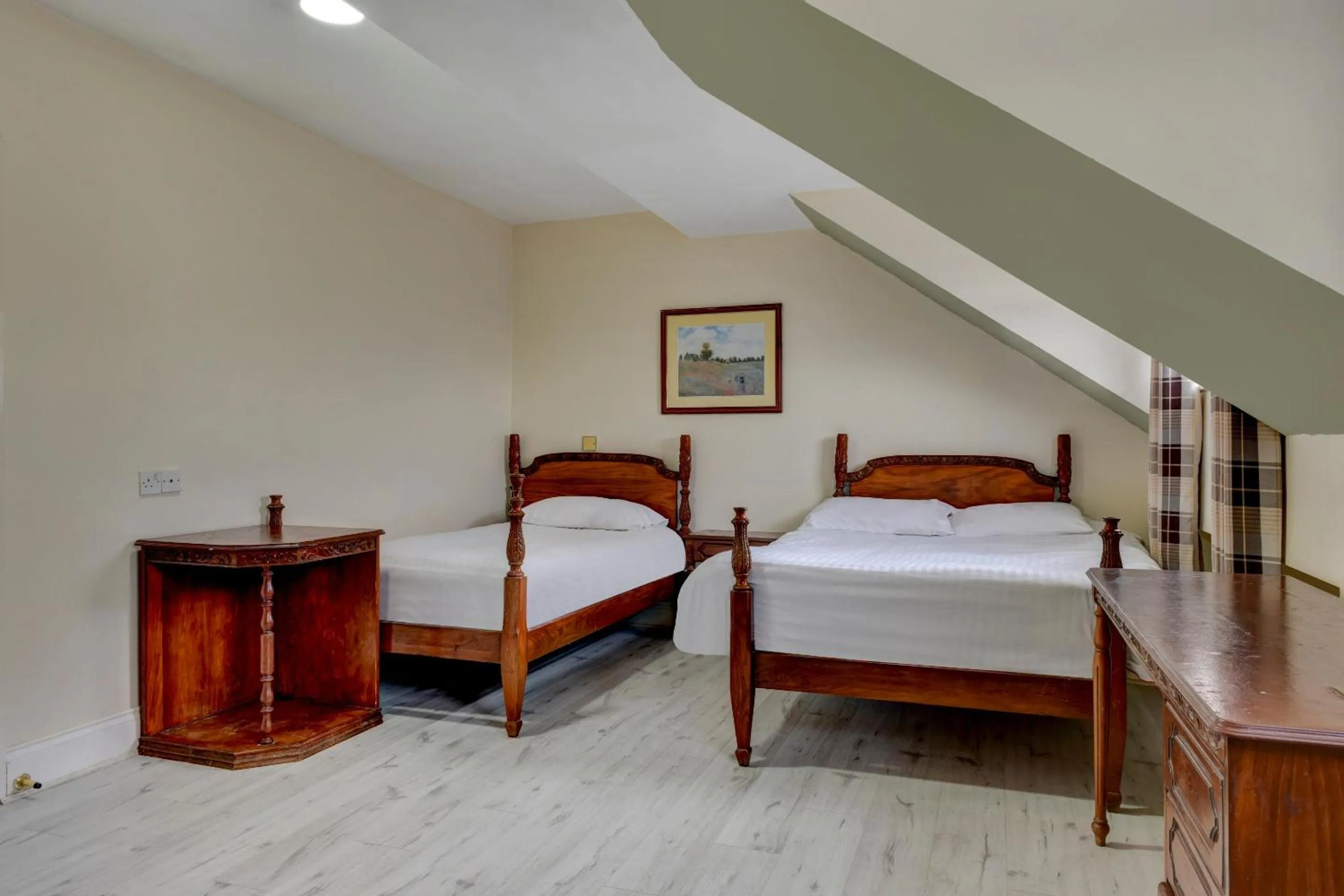 Bedroom, Bed in Empire Hotel