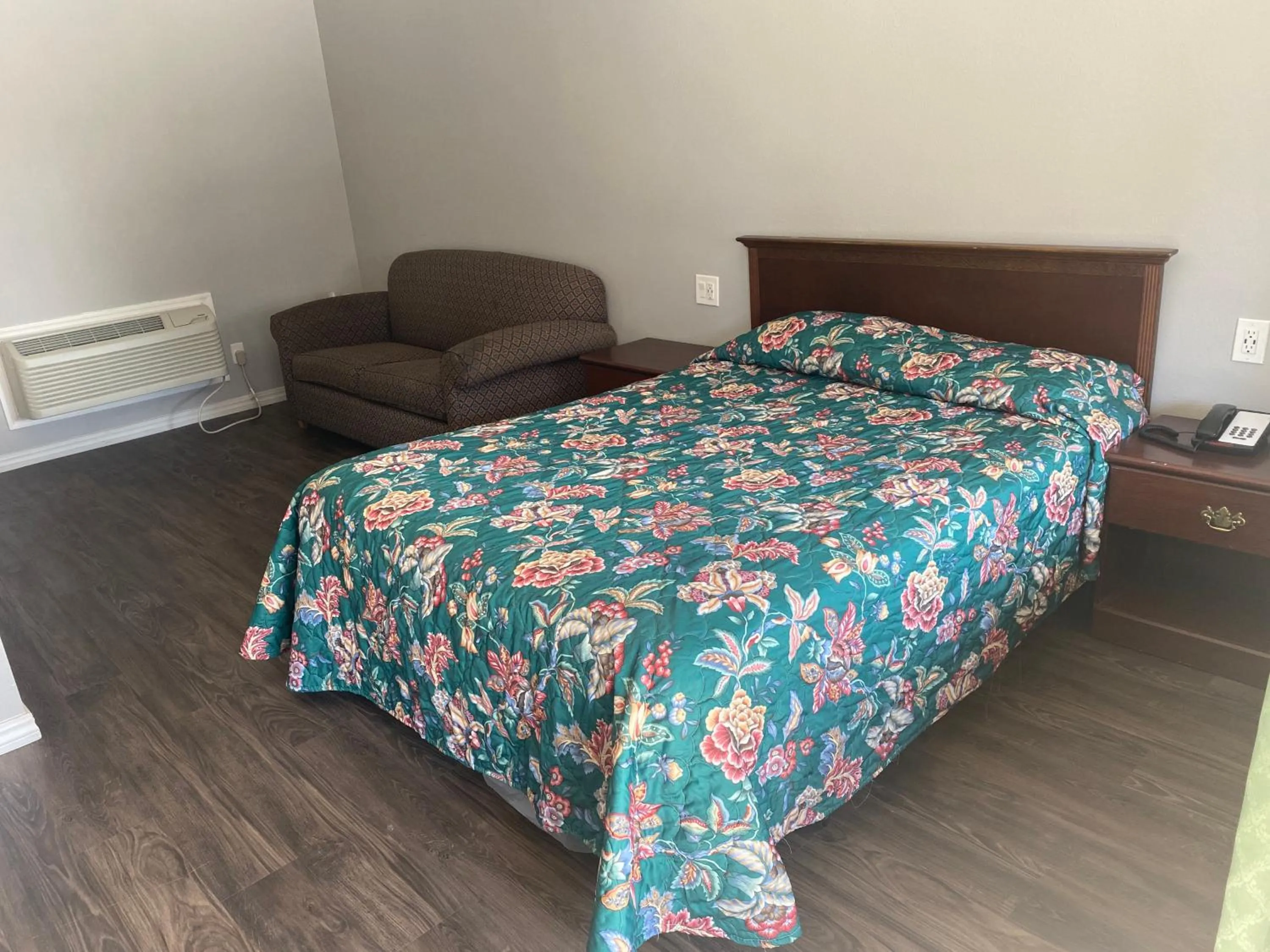 Photo of the whole room, Bed in Sun Valley Inn