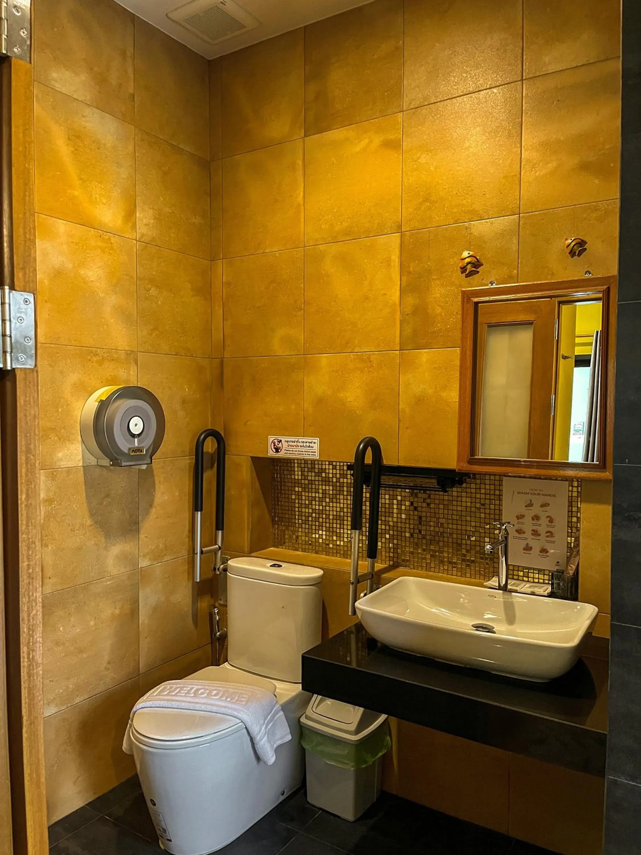 Bathroom in BaanMee Phuket near Chalong Pier