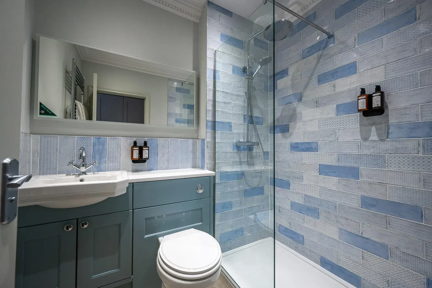 Standard King Room in The Golden Lion Hotel Standard King Room in The Golden Lion Hotel