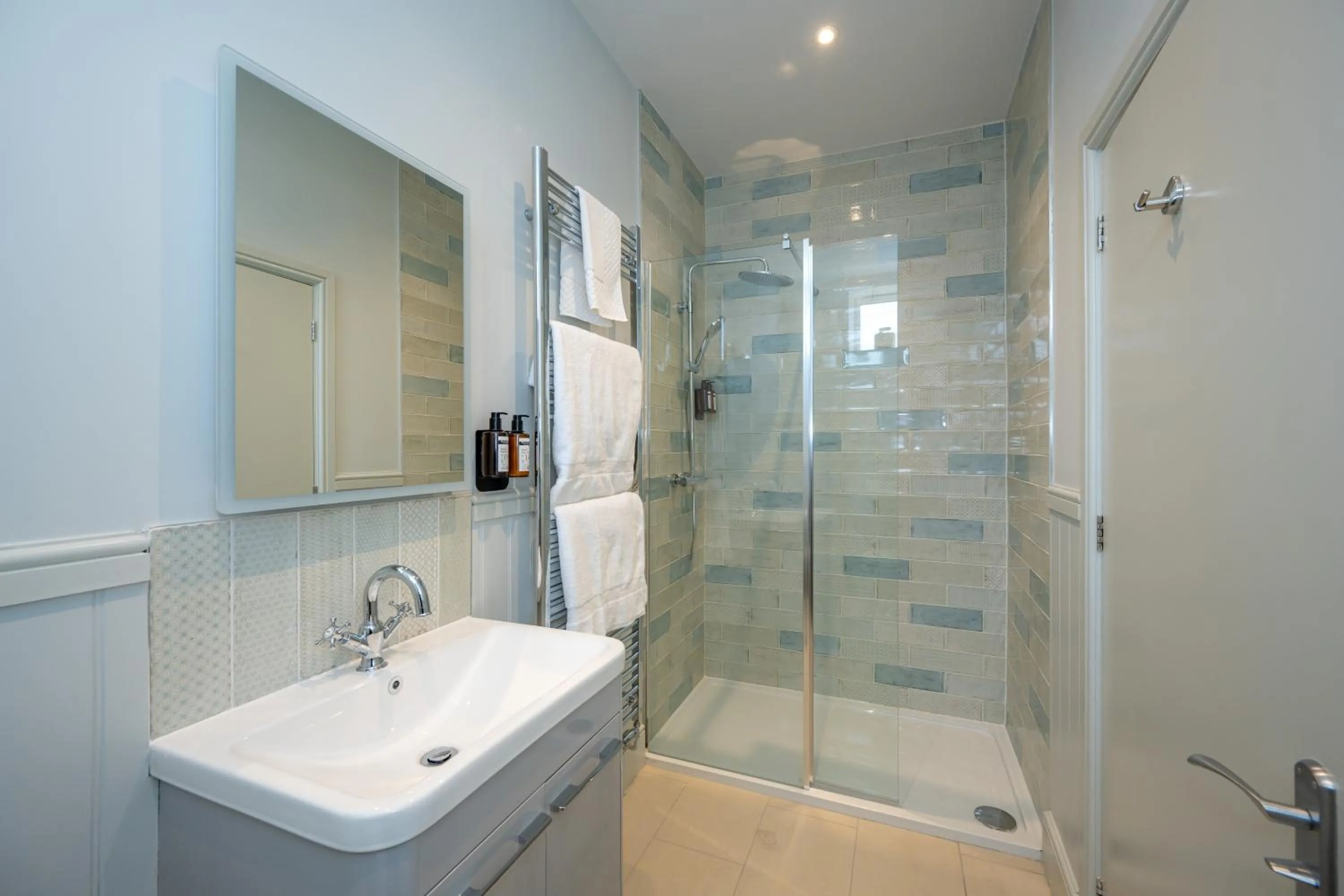 Shower in The Golden Lion Hotel