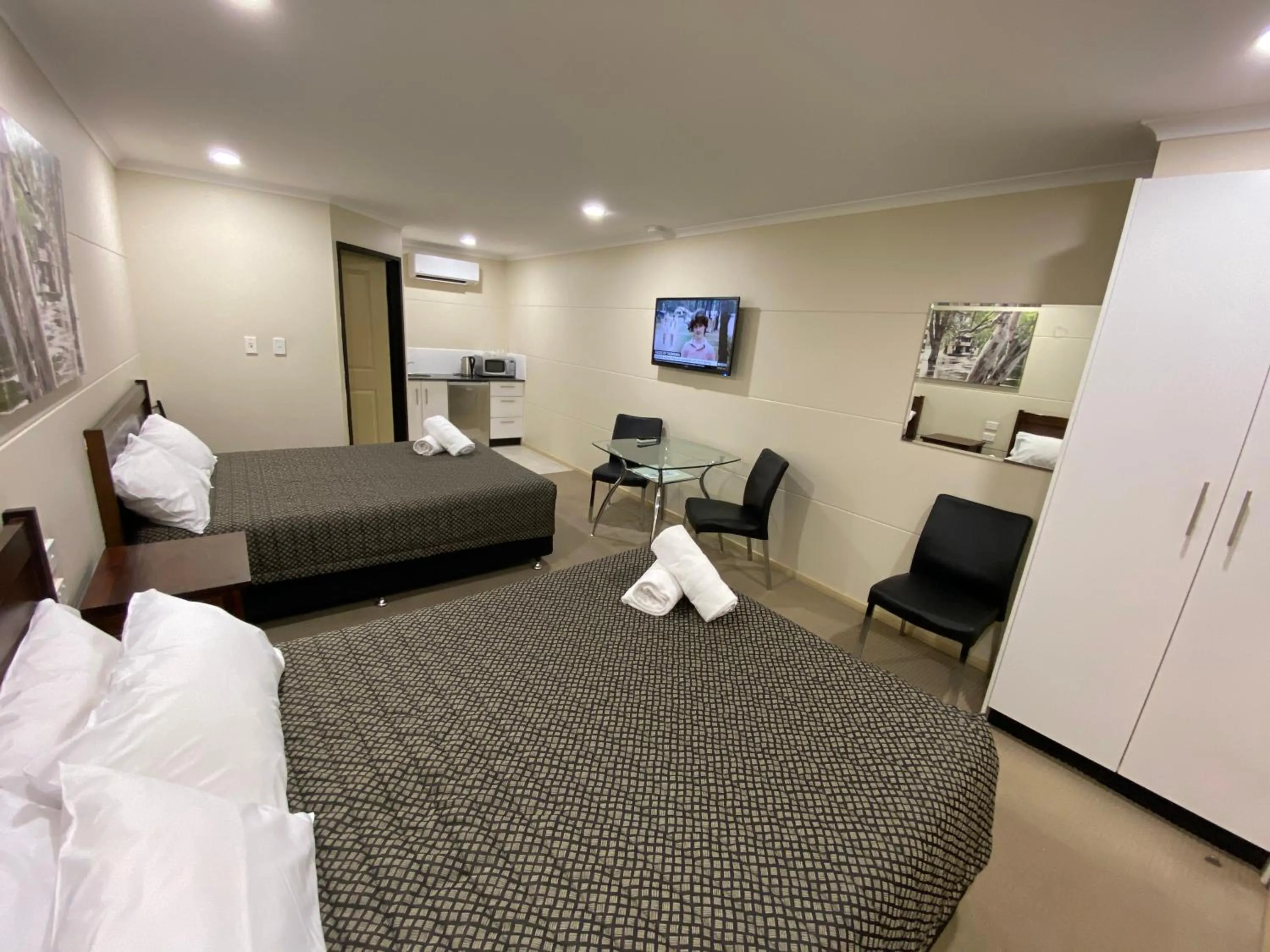 Bed in Balranald Club Motel