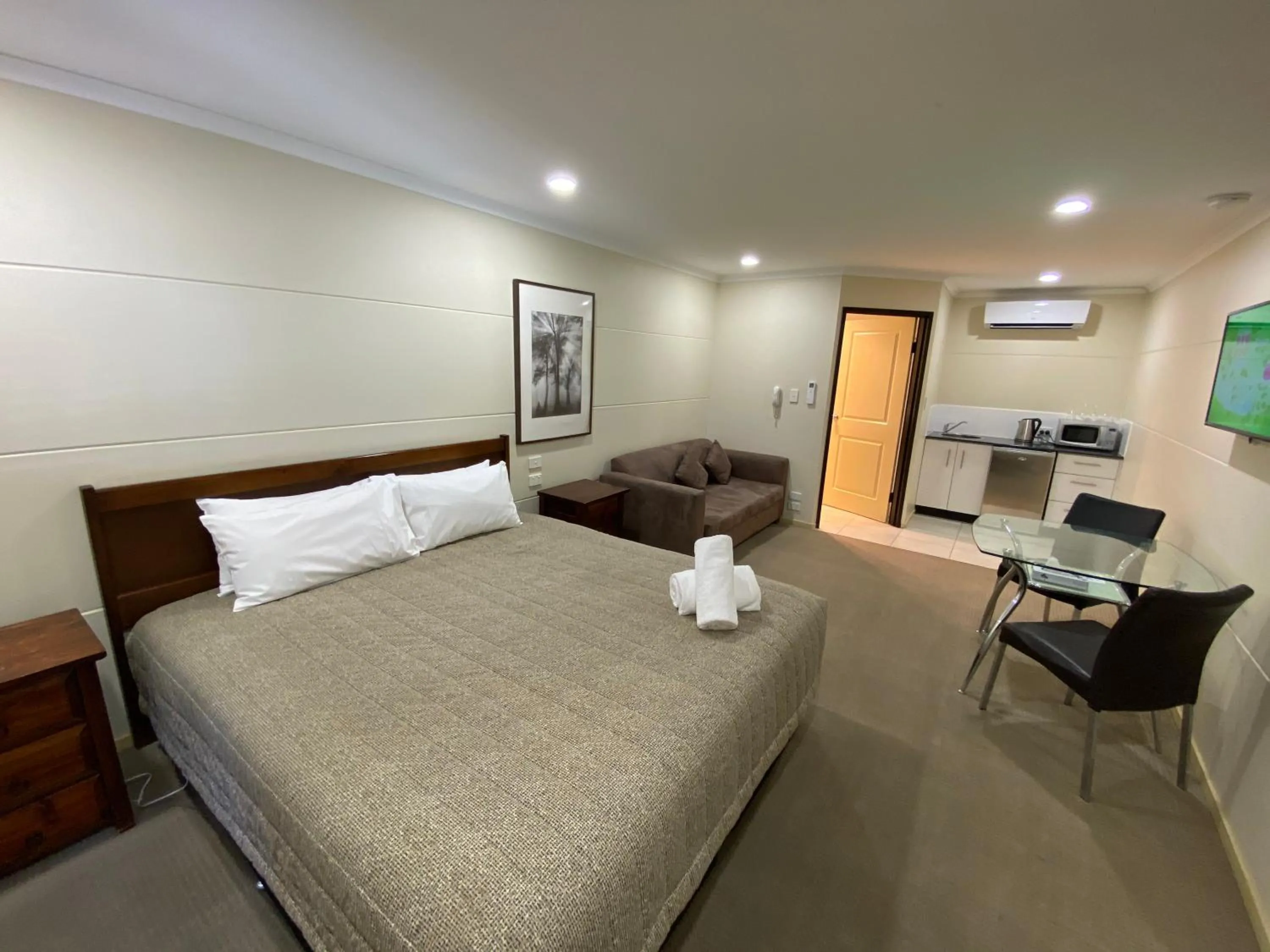 Bed in Balranald Club Motel