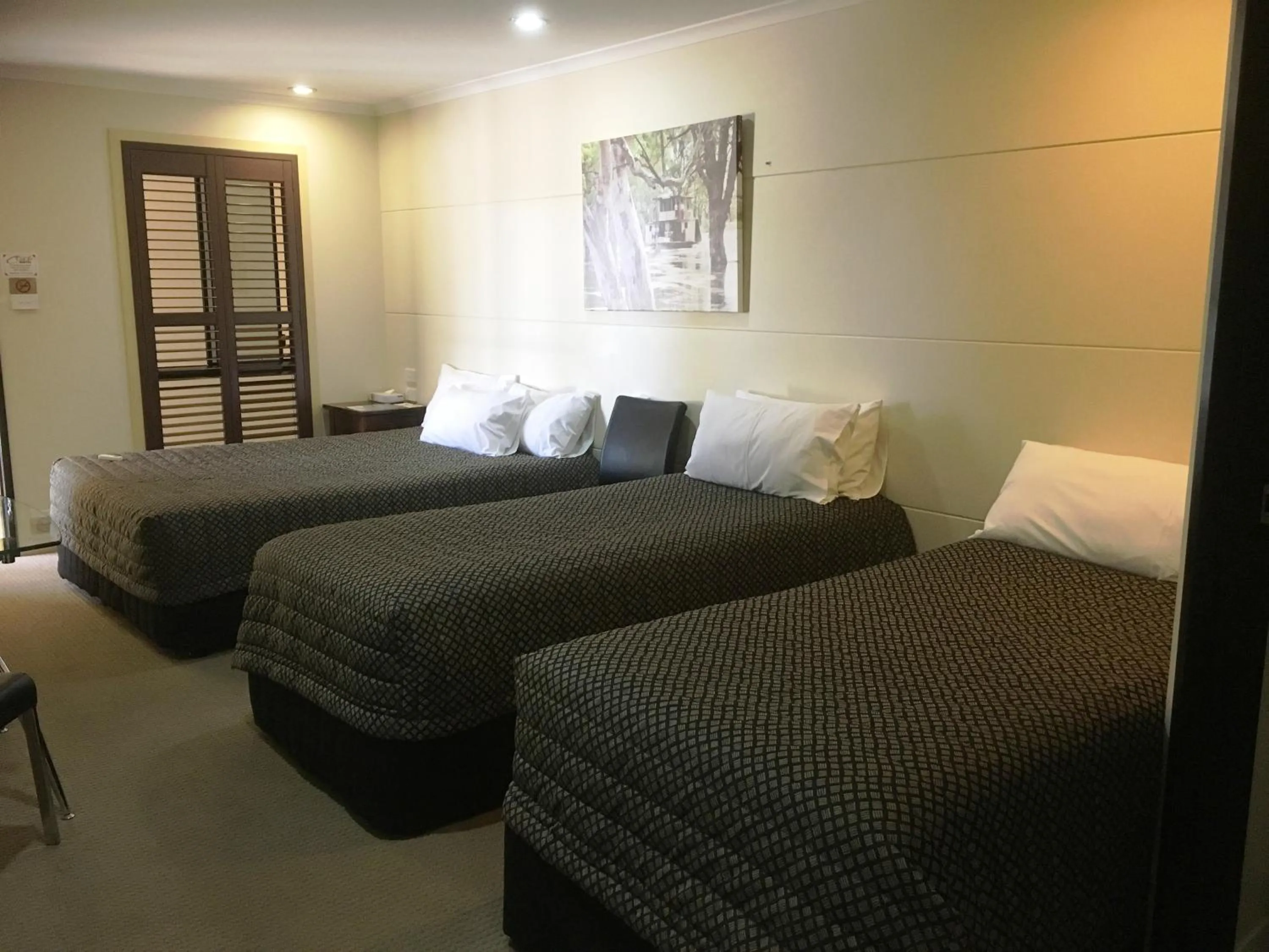 Property building, Bed in Balranald Club Motel