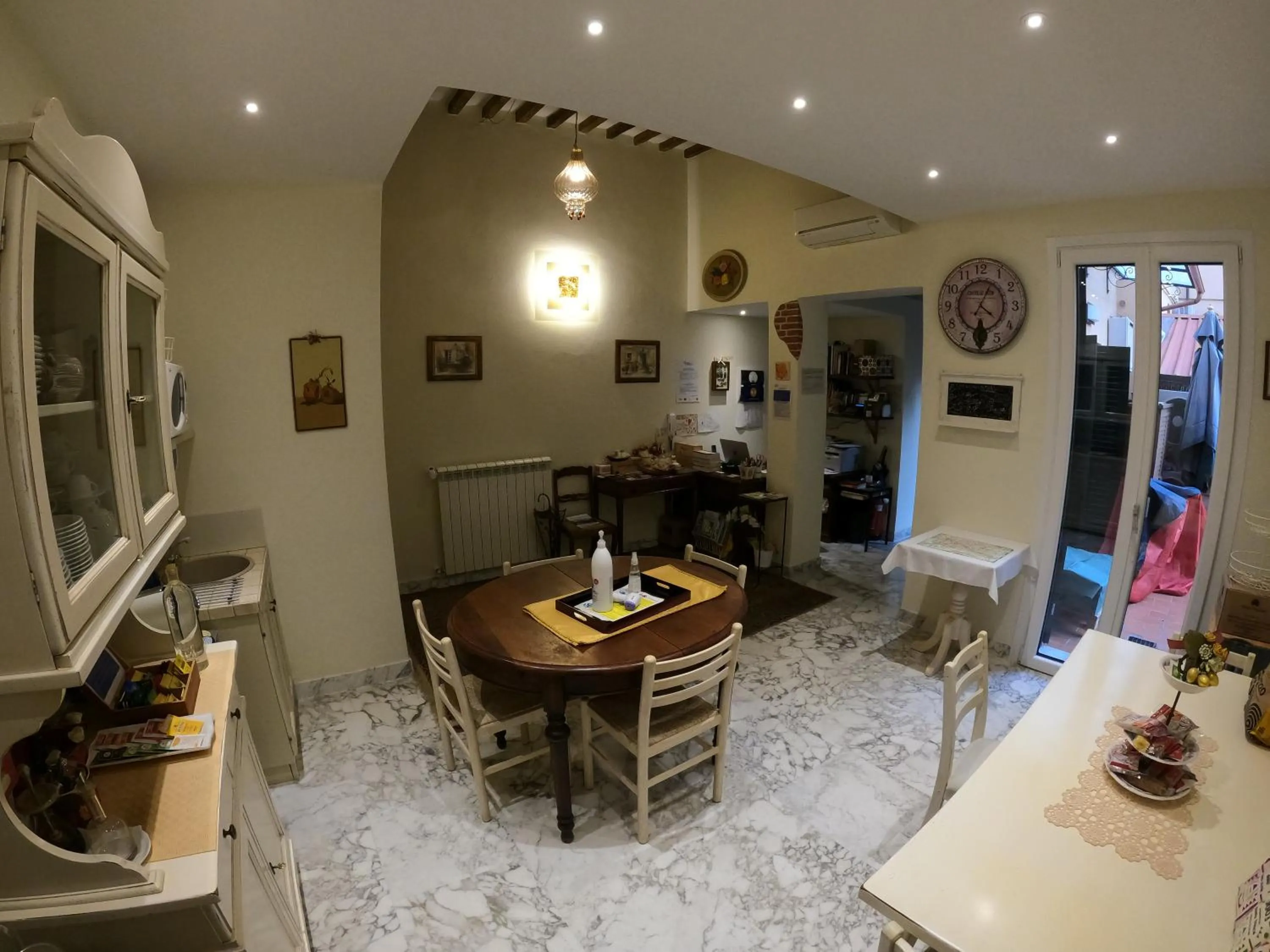 Living room in Five Roses Bed & Breakfast