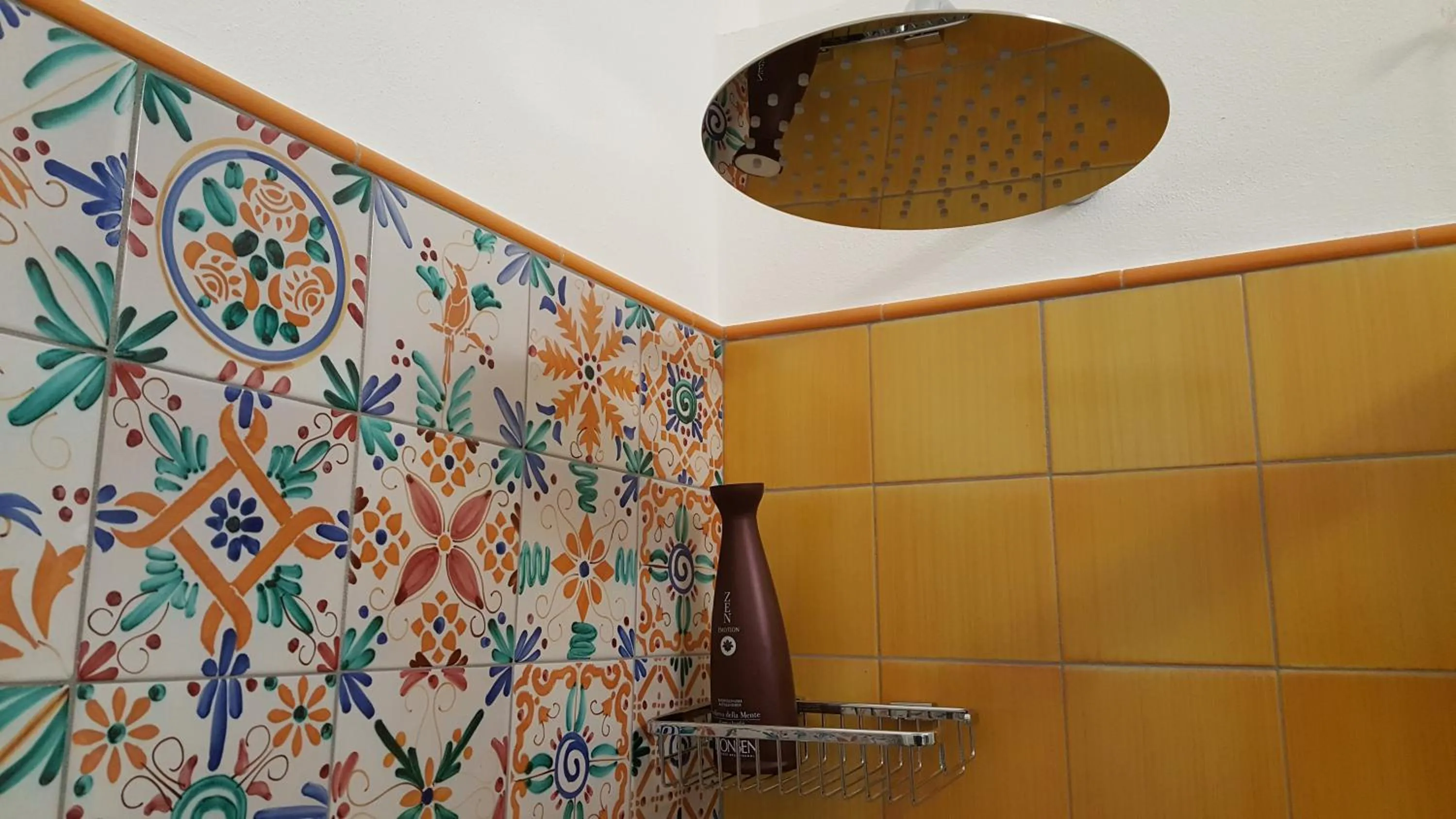 Bathroom in Five Roses Bed & Breakfast