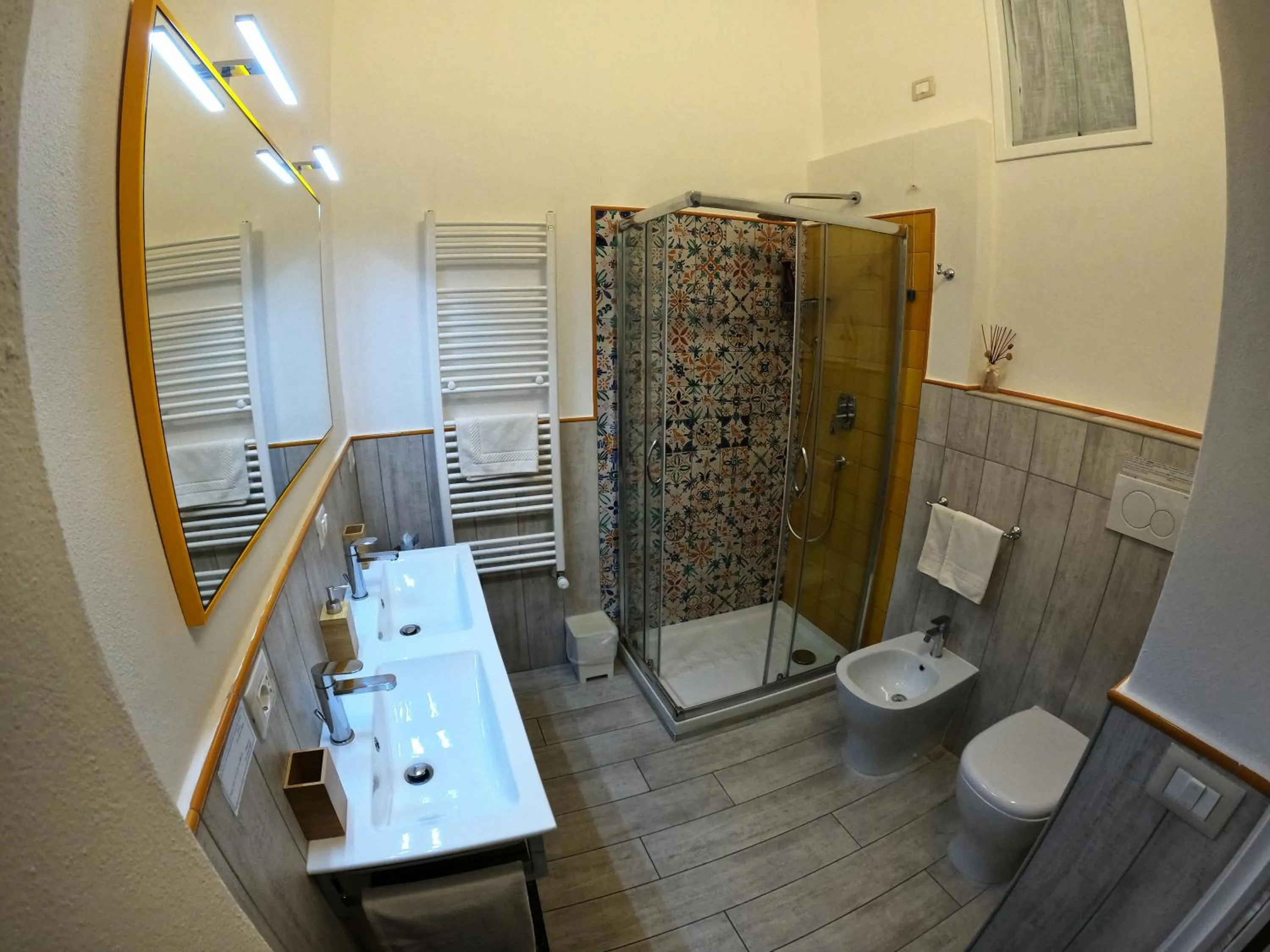 Shower in Five Roses Bed & Breakfast