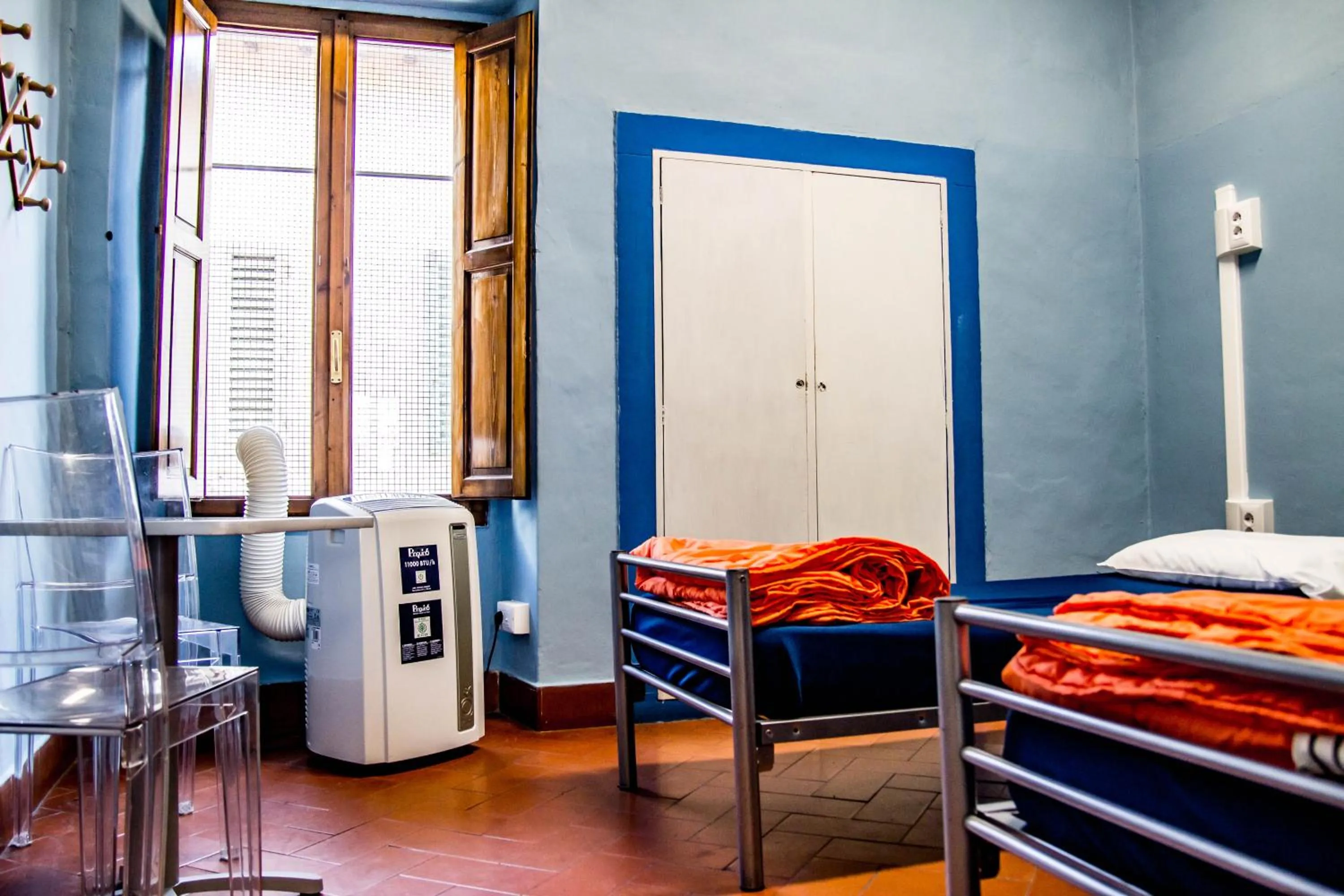 Spring, Bed in Hostel Santa Monaca