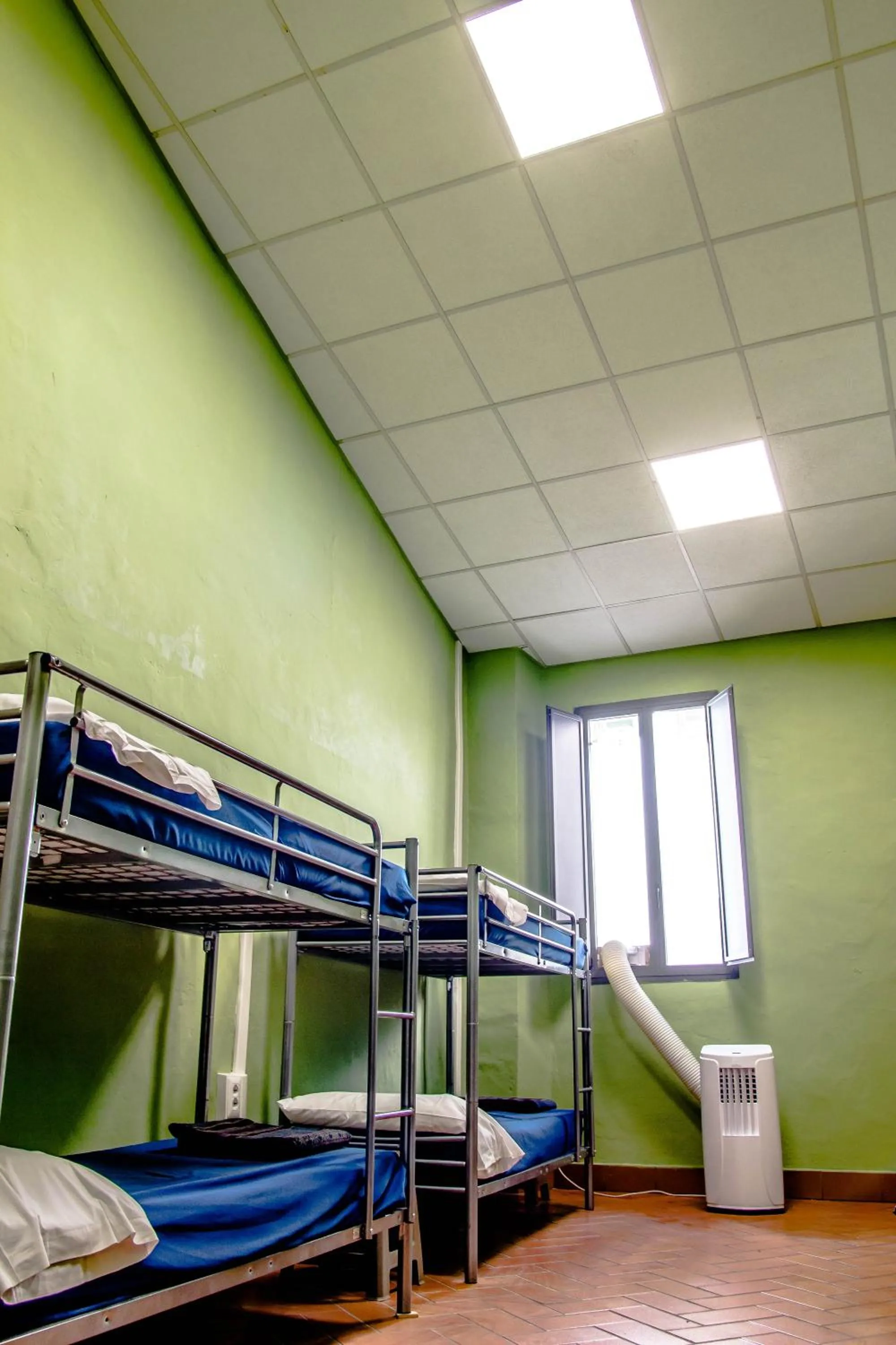 Spring, Bed in Hostel Santa Monaca