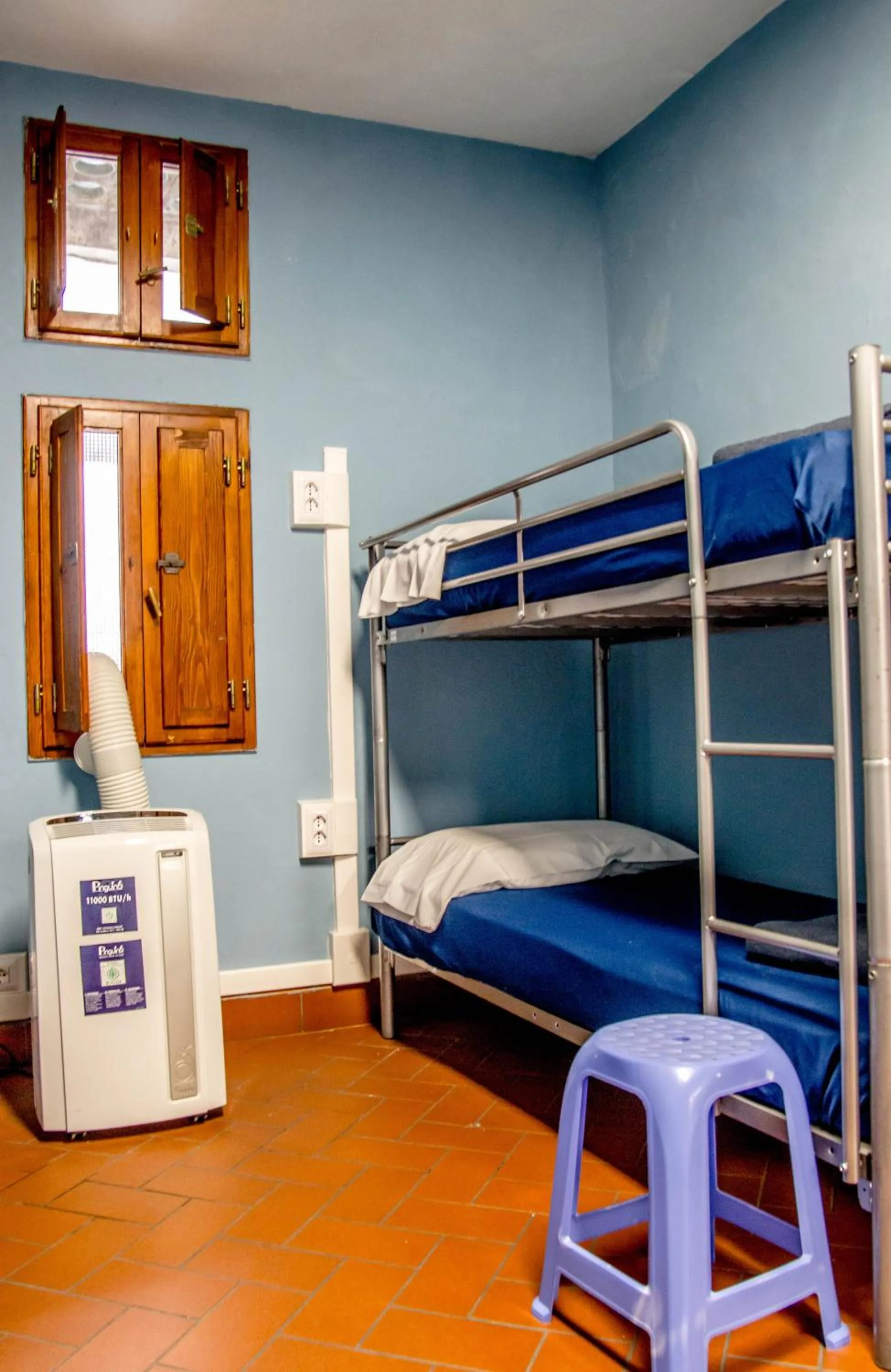 Spring, Bed in Hostel Santa Monaca