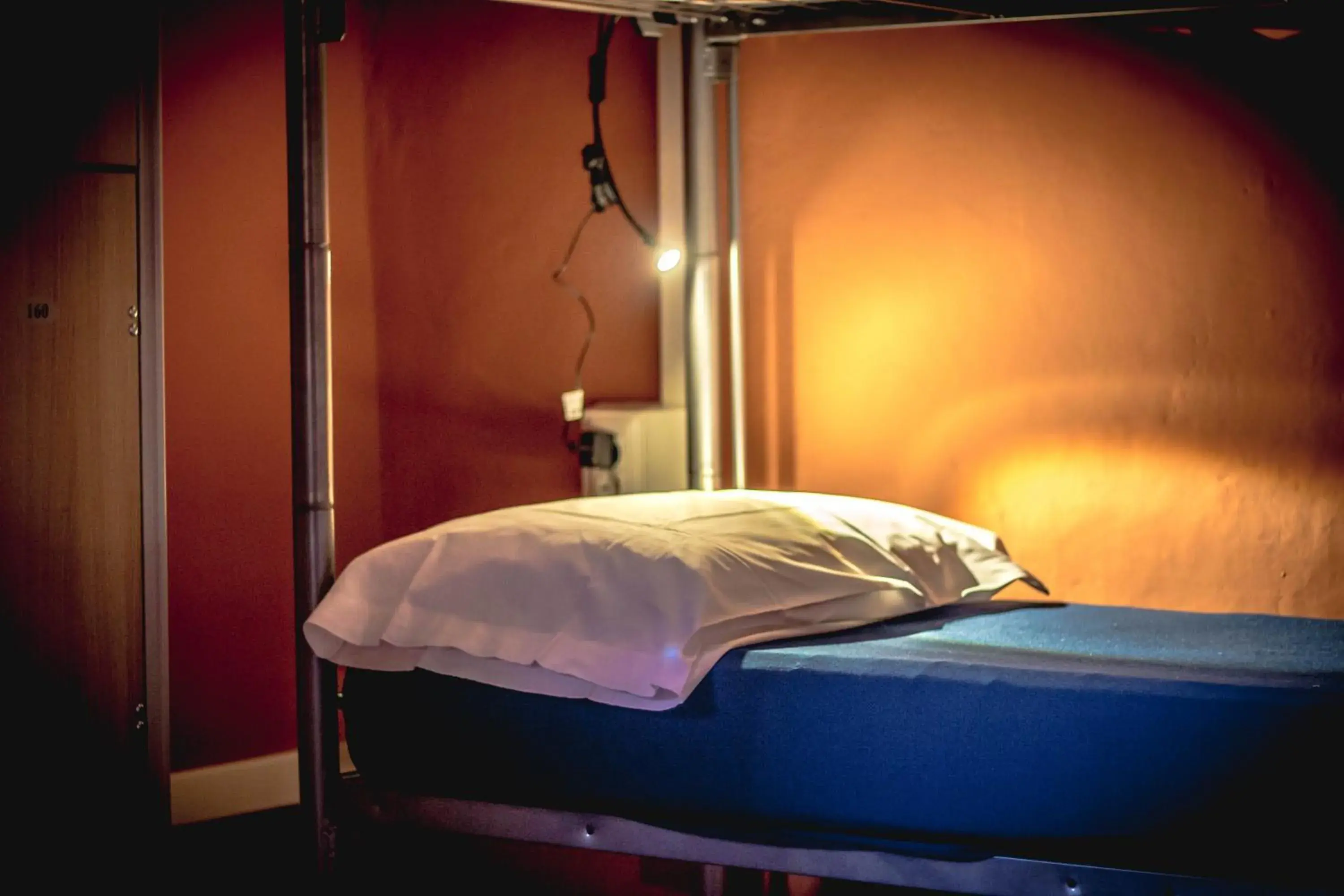 Bed in 8-Bed Mixed Dormitory Room in Hostel Santa Monaca Bed in 8-Bed Mixed Dormitory Room in Hostel Santa Monaca