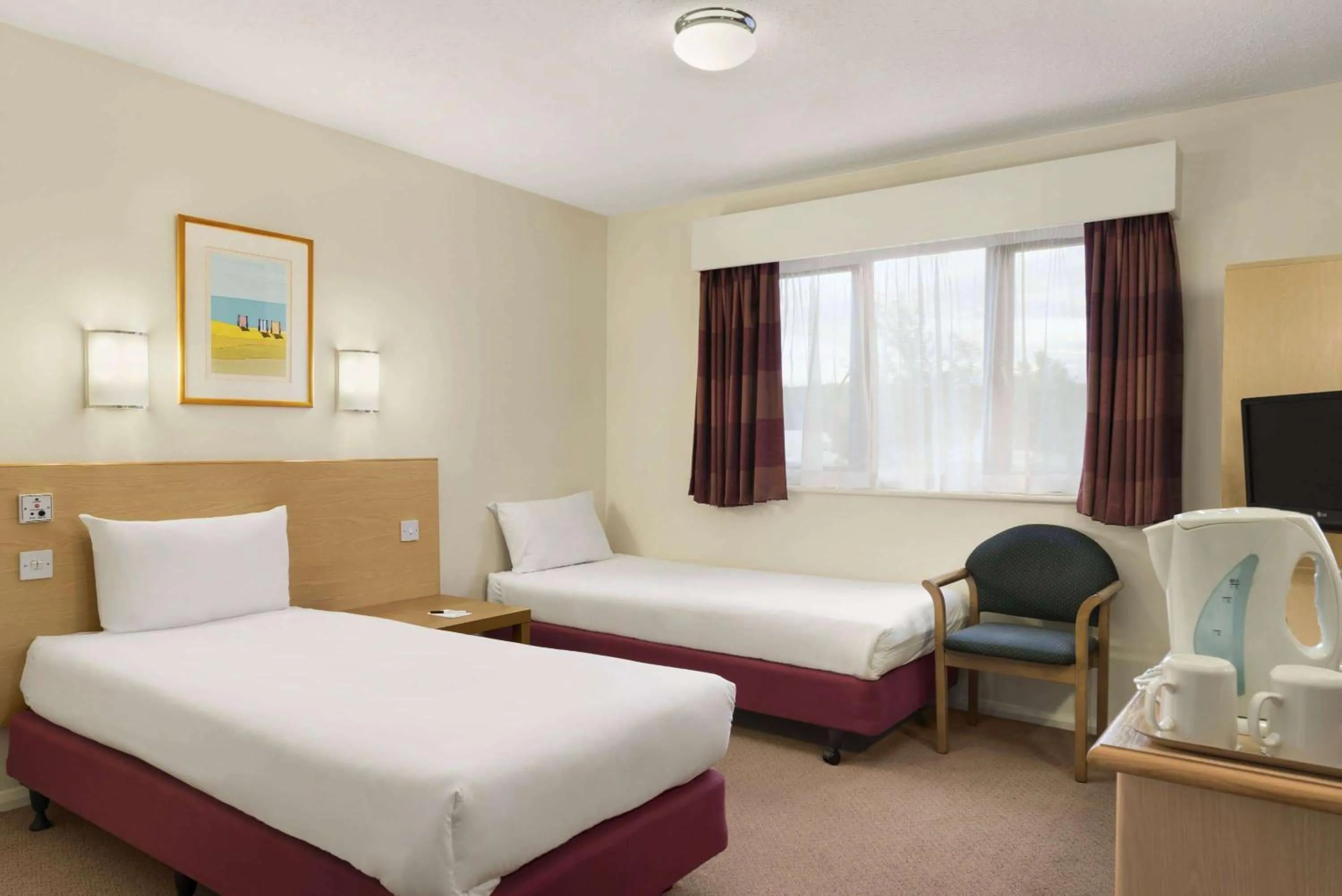 Photo of the whole room, Bed in Days Inn Hotel Warwick South - Southbound M40