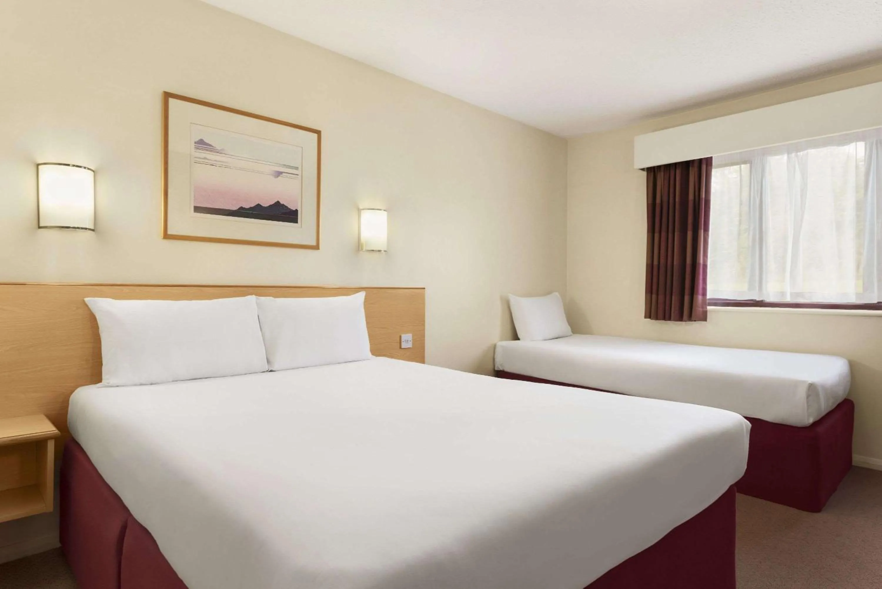 Photo of the whole room, Bed in Days Inn Hotel Warwick South - Southbound M40