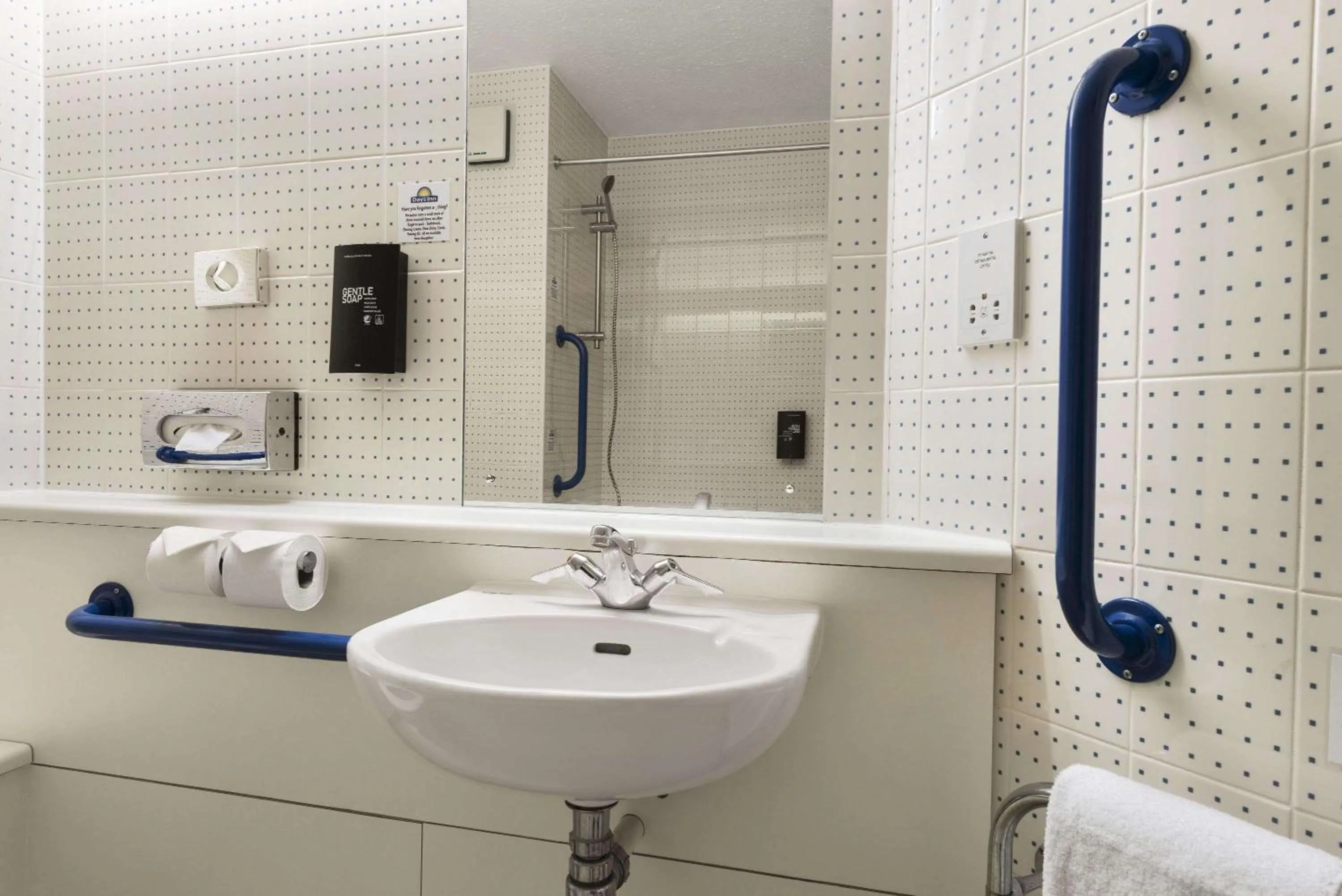 Bathroom in Days Inn Hotel Warwick South - Southbound M40