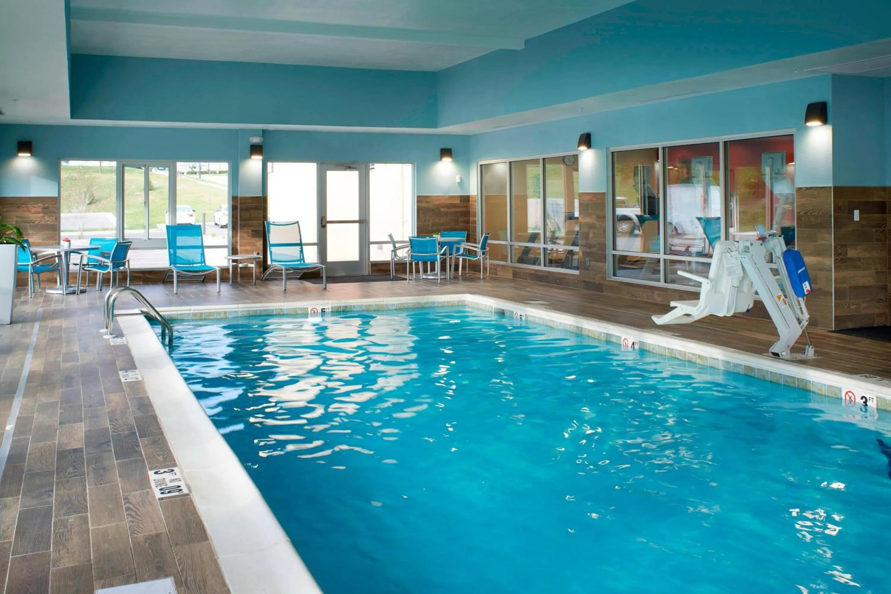 Swimming pool in TownePlace Suites by Marriott Richmond