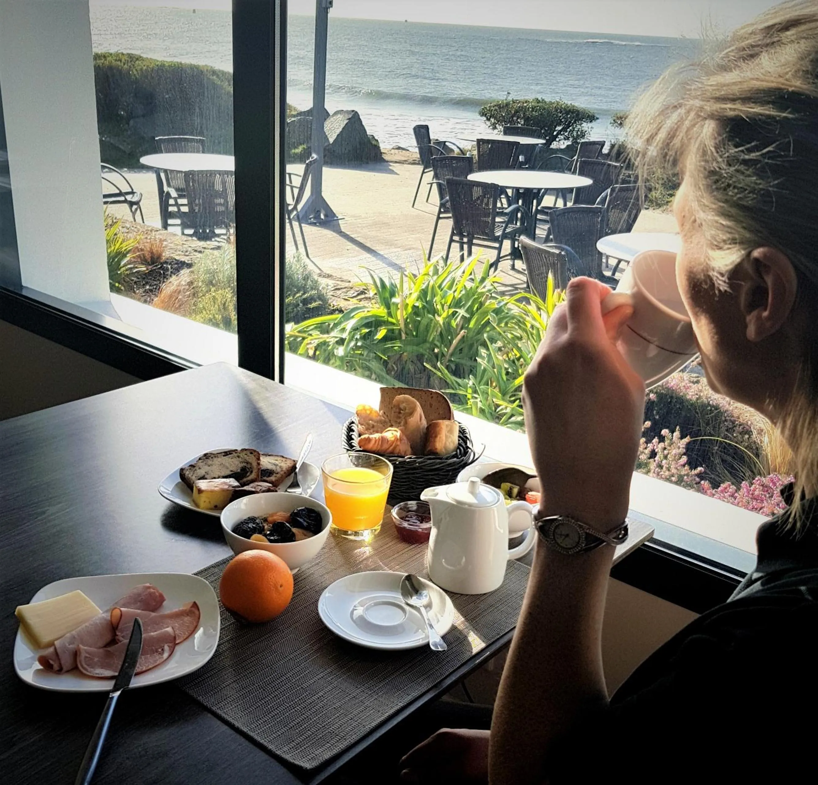 People in Logis Hôtel & Restaurant LES MOUETTES - Larmor Plage, Proche de LORIENT