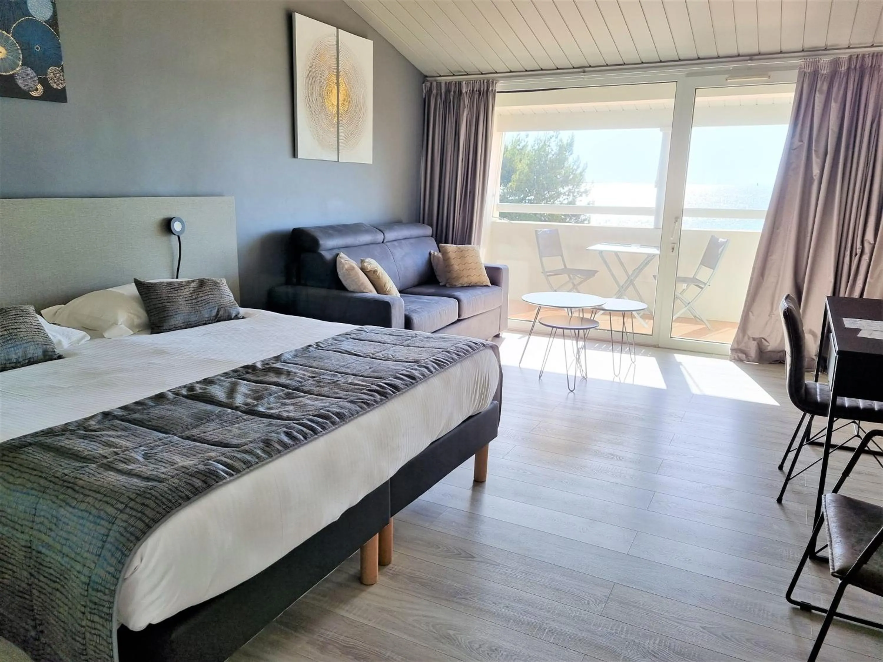 Bed in Hôtel Restaurant Le Grand Large - Face à la plage - Ile de Ré