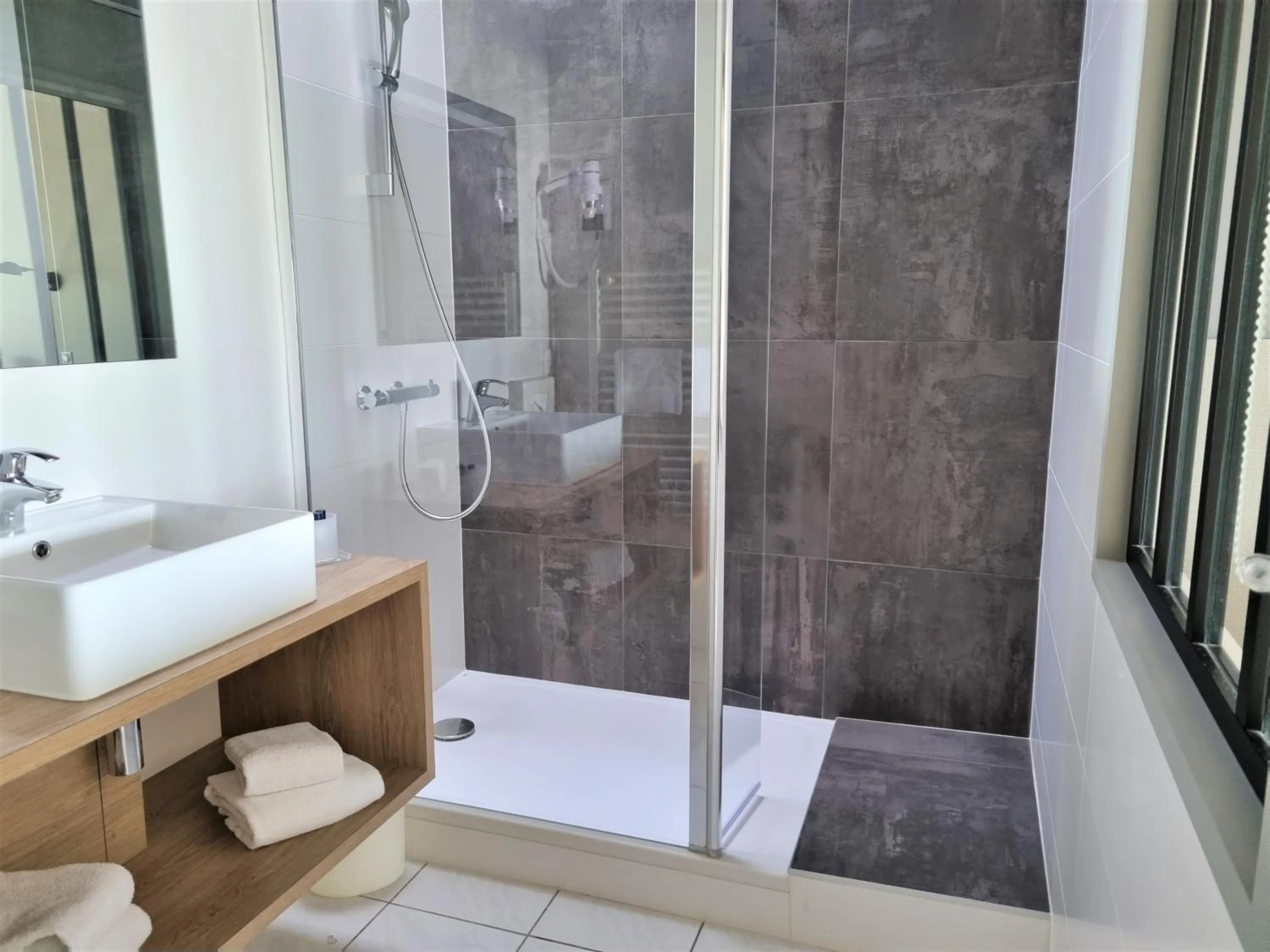 Bathroom in Hôtel Restaurant Le Grand Large - Face à la plage - Ile de Ré