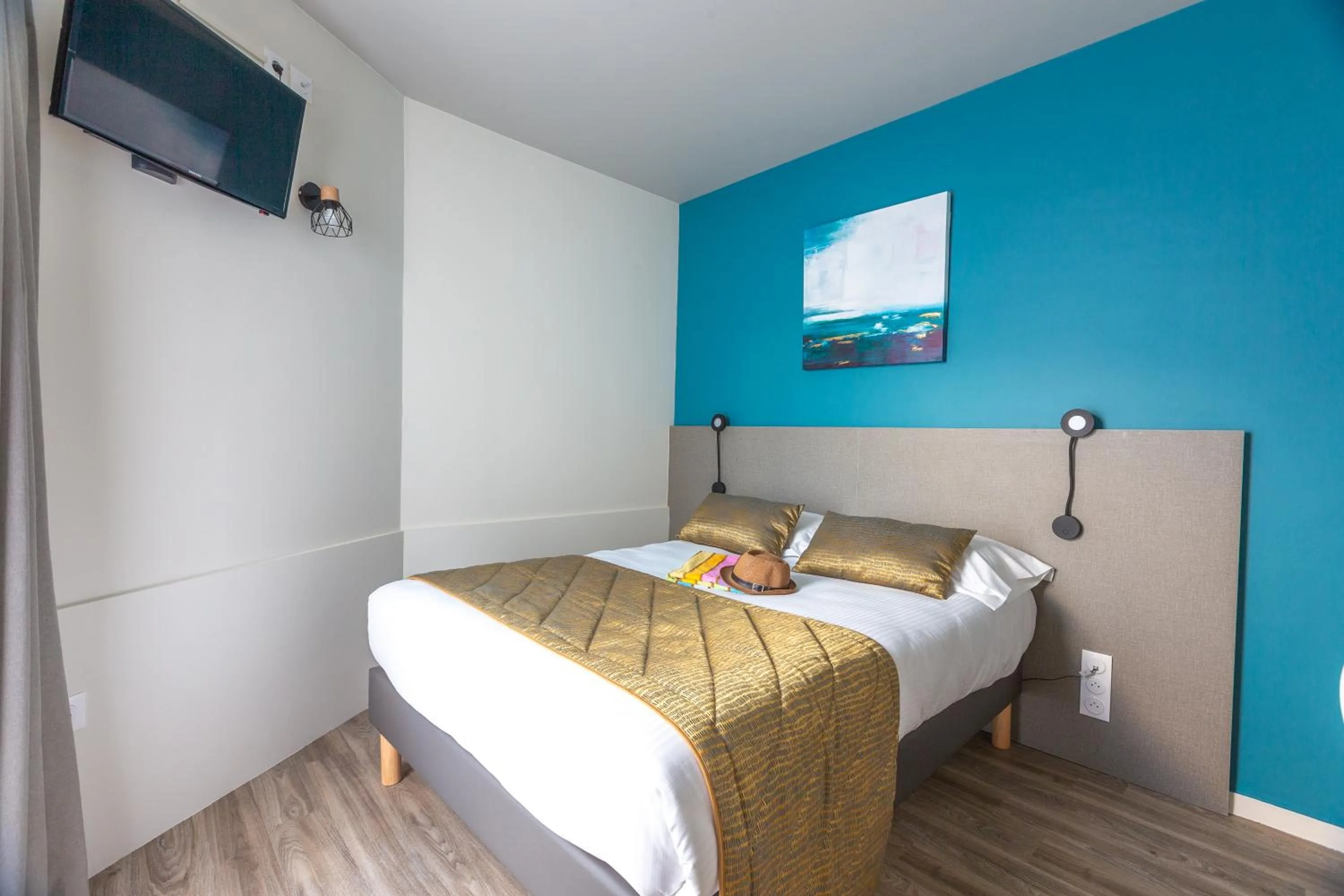 Bed in Hôtel Restaurant Le Grand Large - Face à la plage - Ile de Ré