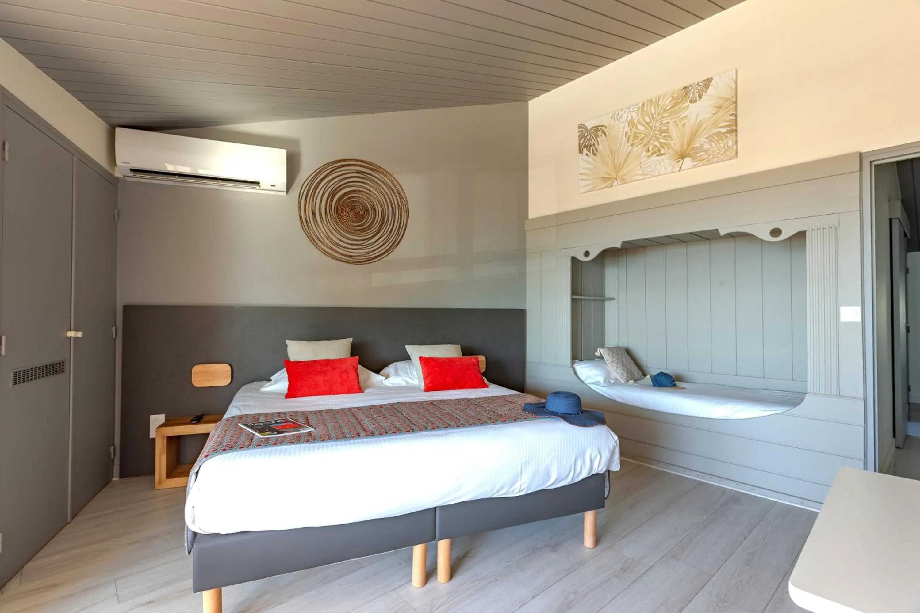 Bed in Hôtel Restaurant Le Grand Large - Face à la plage - Ile de Ré