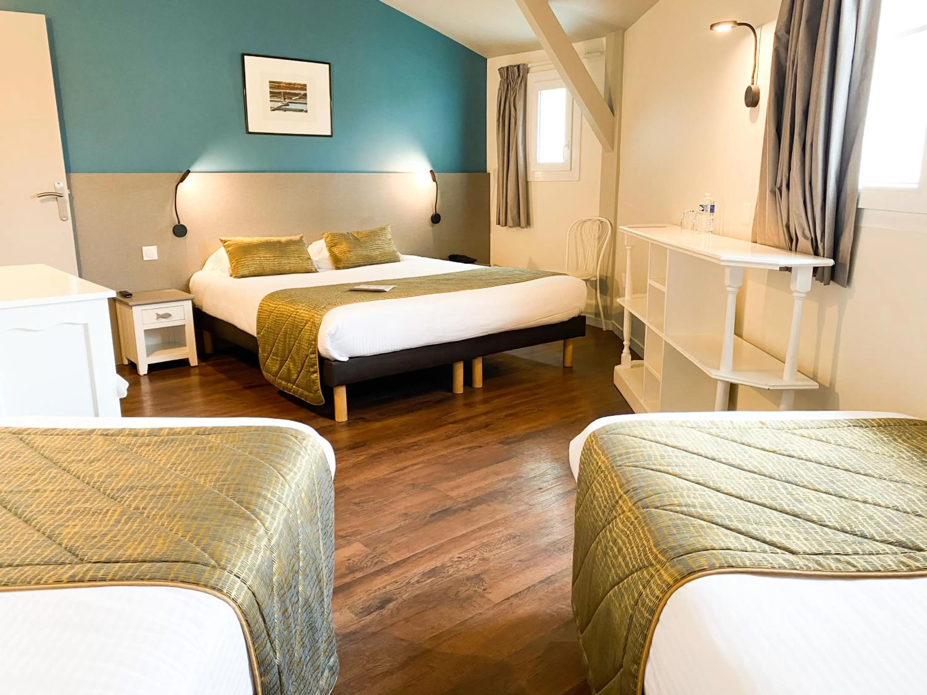 Bed in Hôtel Restaurant Le Grand Large - Face à la plage - Ile de Ré