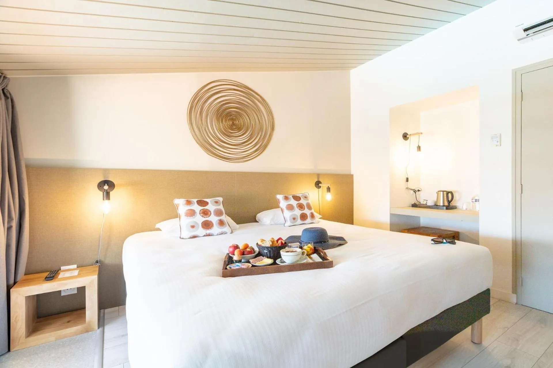 Bed in Hôtel Restaurant Le Grand Large - Face à la plage - Ile de Ré