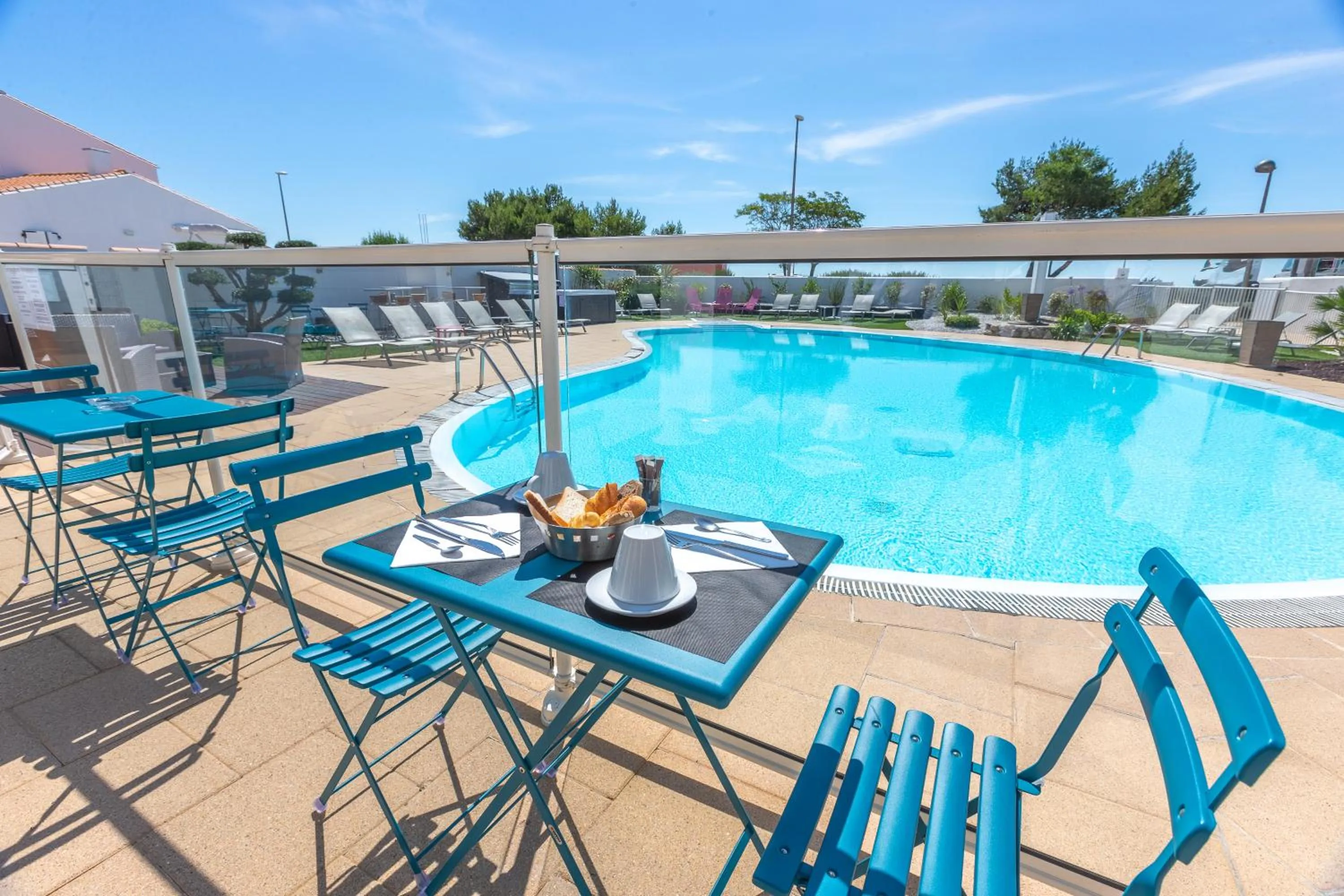 Hôtel Restaurant Le Grand Large - Face à la plage - Ile de Ré