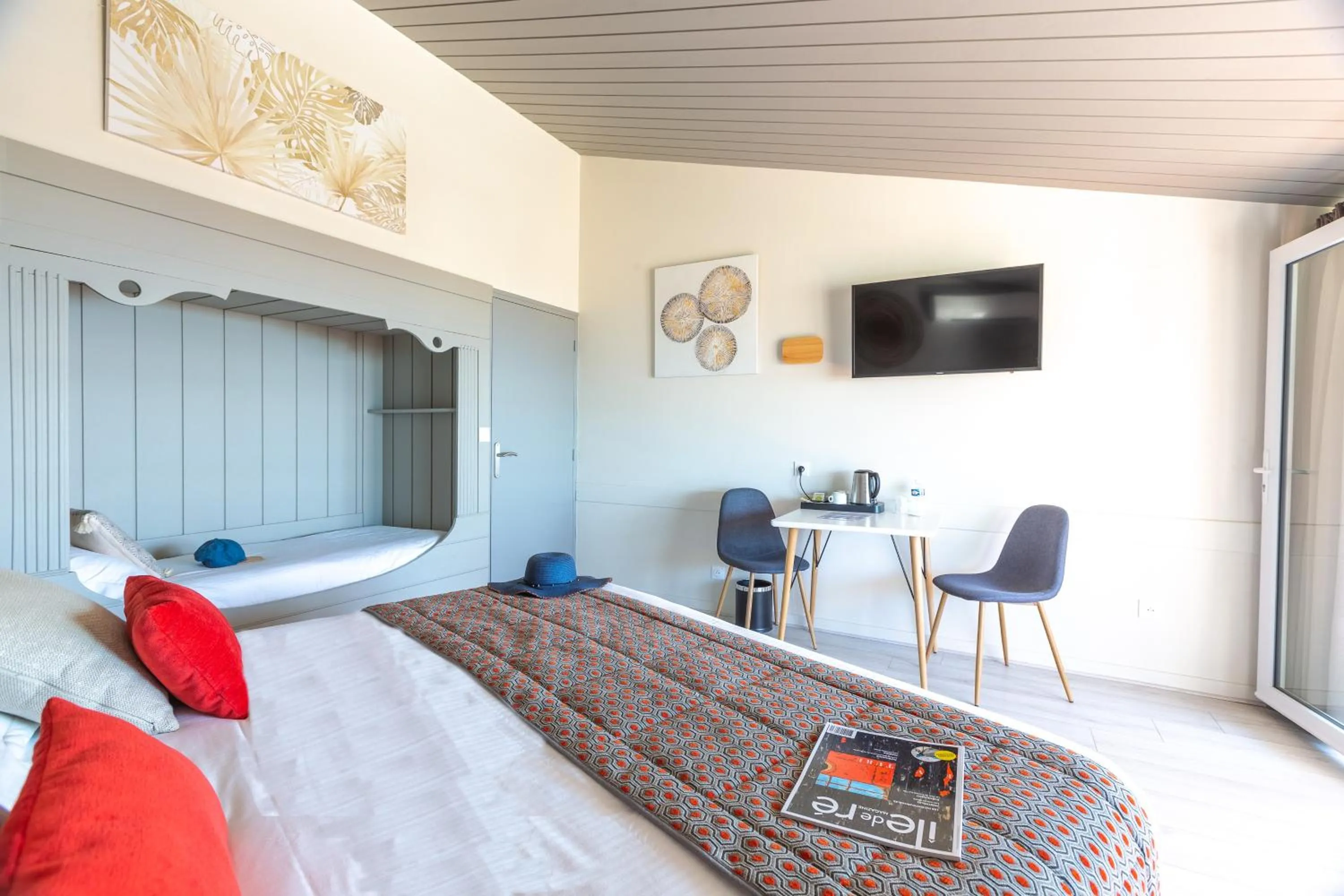 Bed in Hôtel Restaurant Le Grand Large - Face à la plage - Ile de Ré