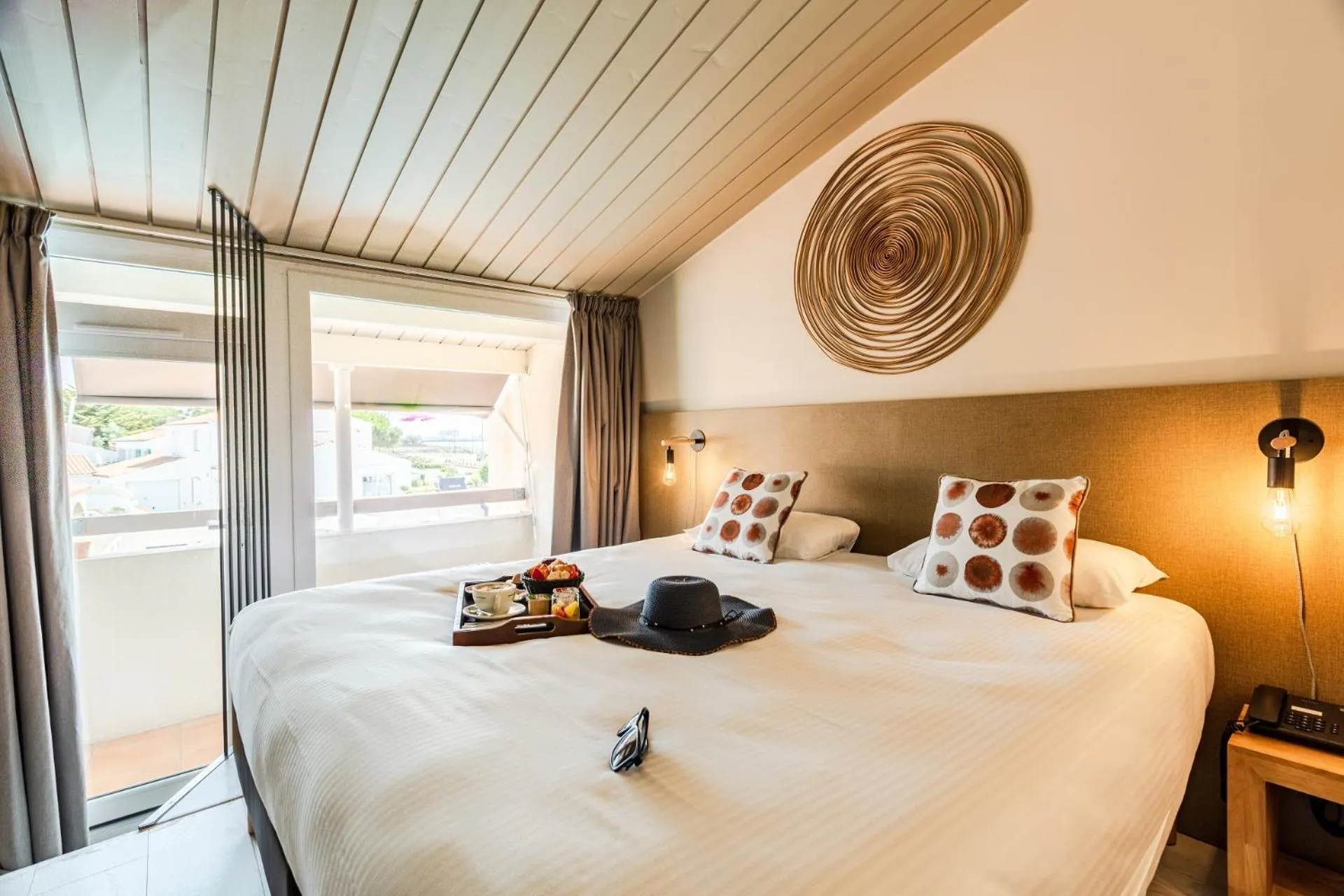 Bed in Hôtel Restaurant Le Grand Large - Face à la plage - Ile de Ré