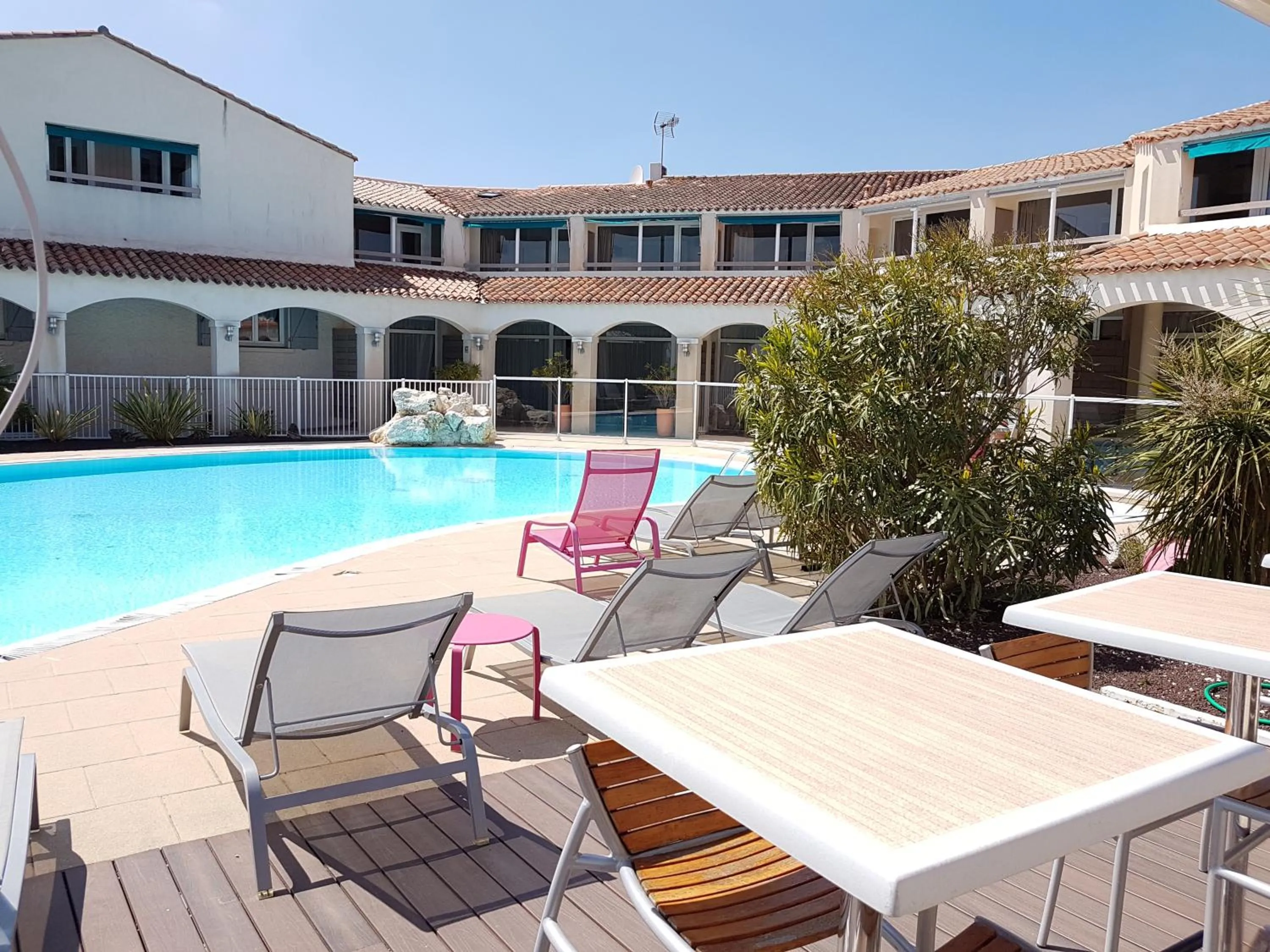 Hôtel Restaurant Le Grand Large - Face à la plage - Ile de Ré