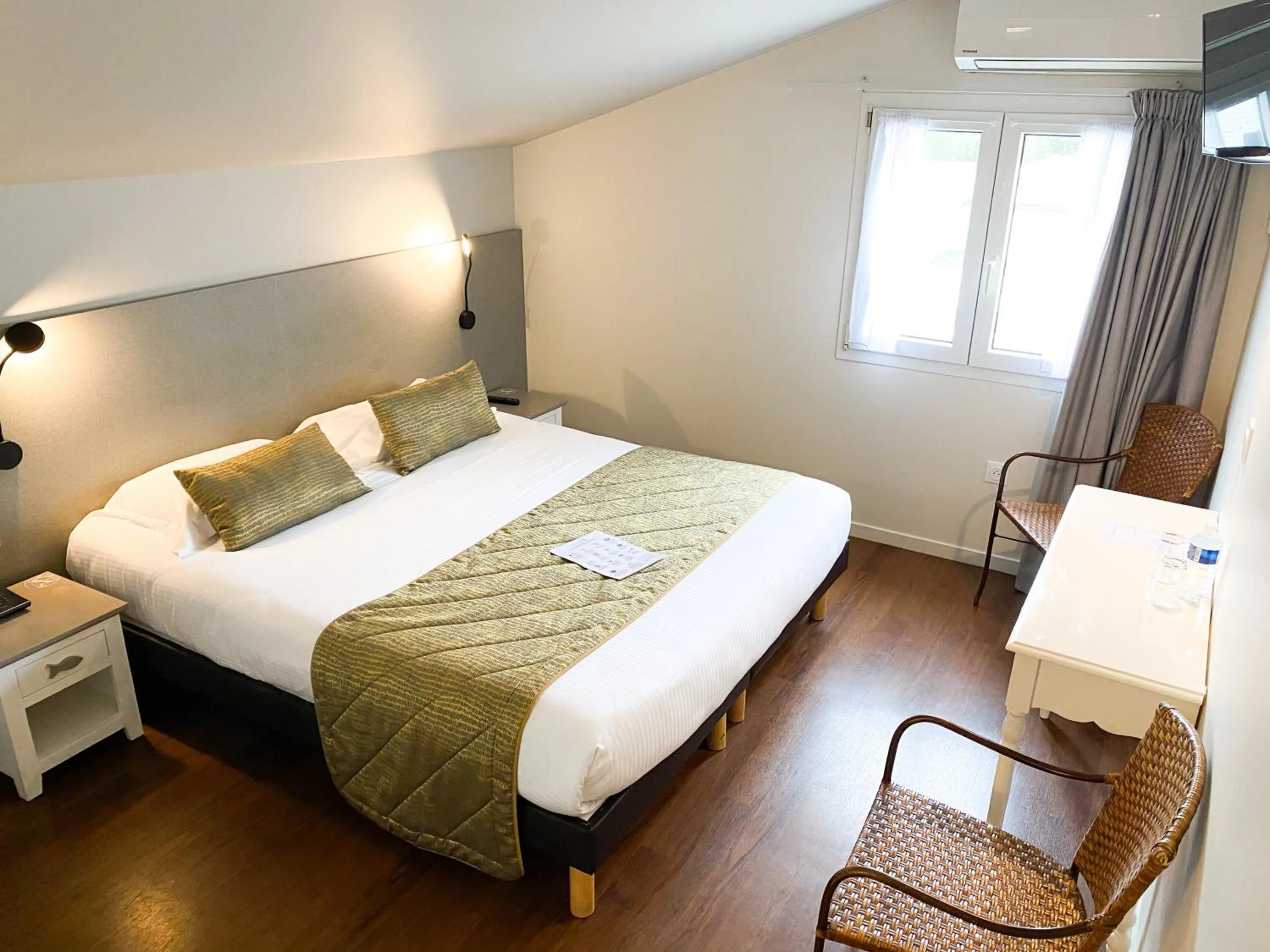 Bed in Hôtel Restaurant Le Grand Large - Face à la plage - Ile de Ré