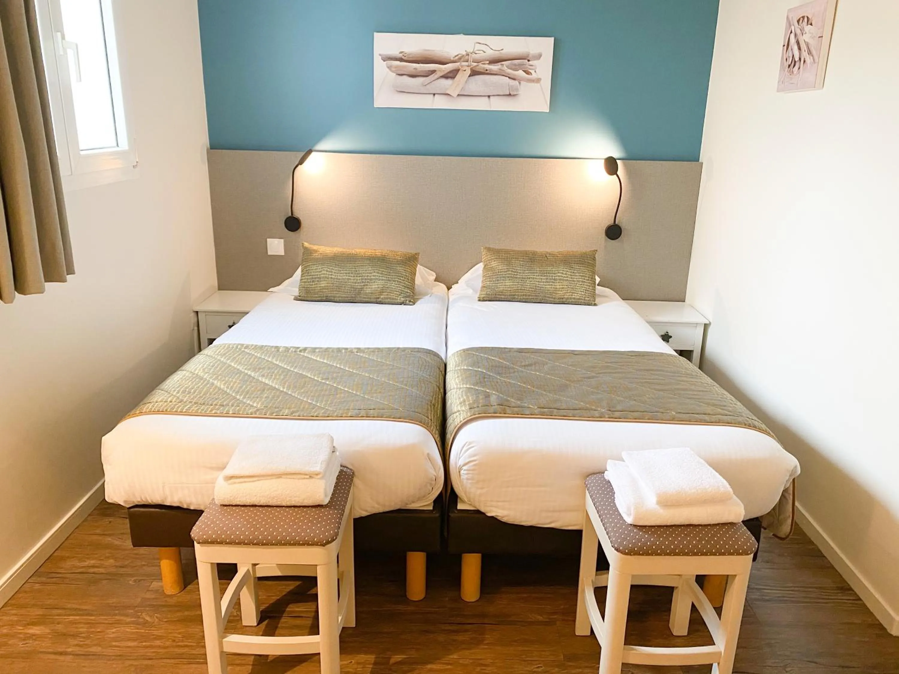 Bed in Hôtel Restaurant Le Grand Large - Face à la plage - Ile de Ré